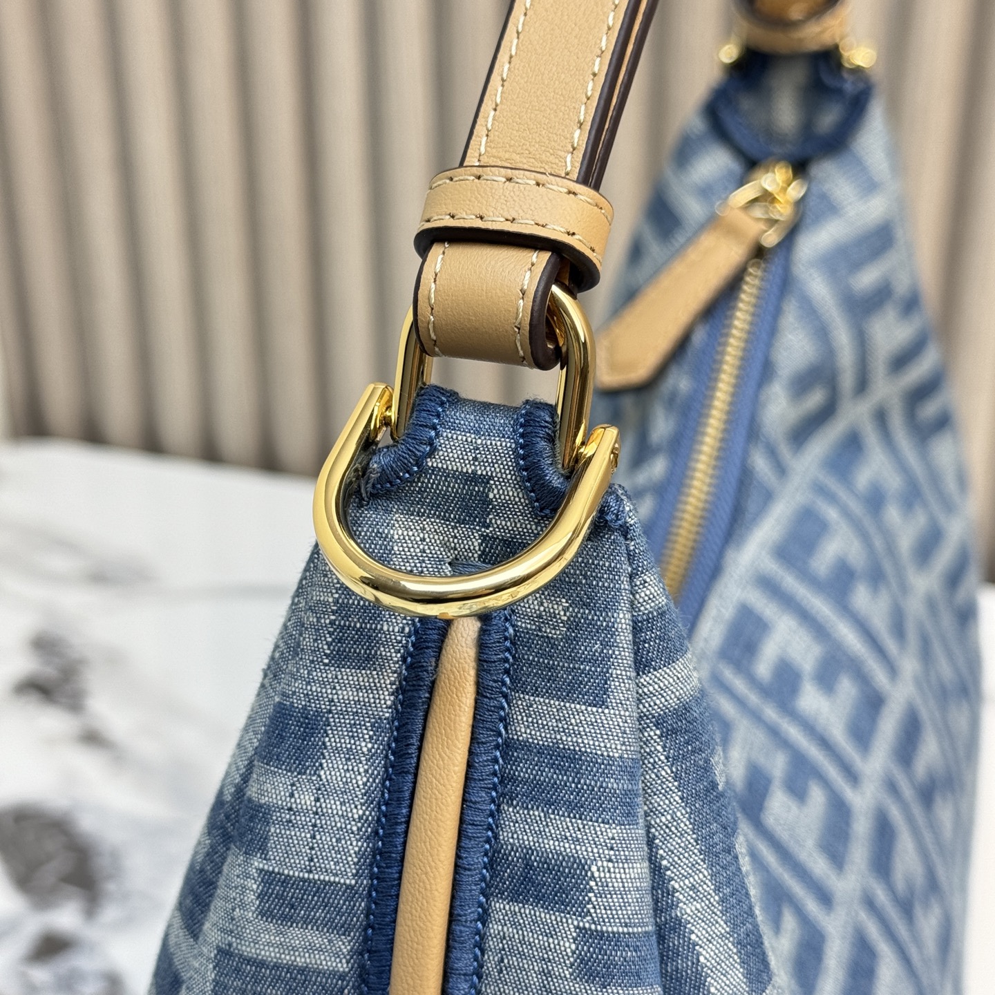 Fendi 一比一 Graphy FF老花丹寧半月肩背包復古時尚款