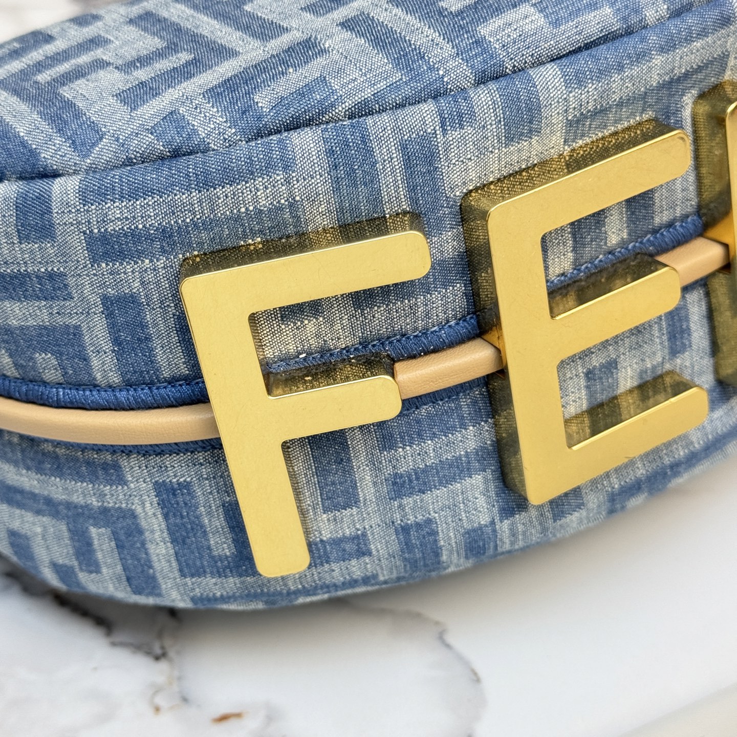 Fendi 一比一 Graphy FF老花丹寧半月肩背包復古時尚款