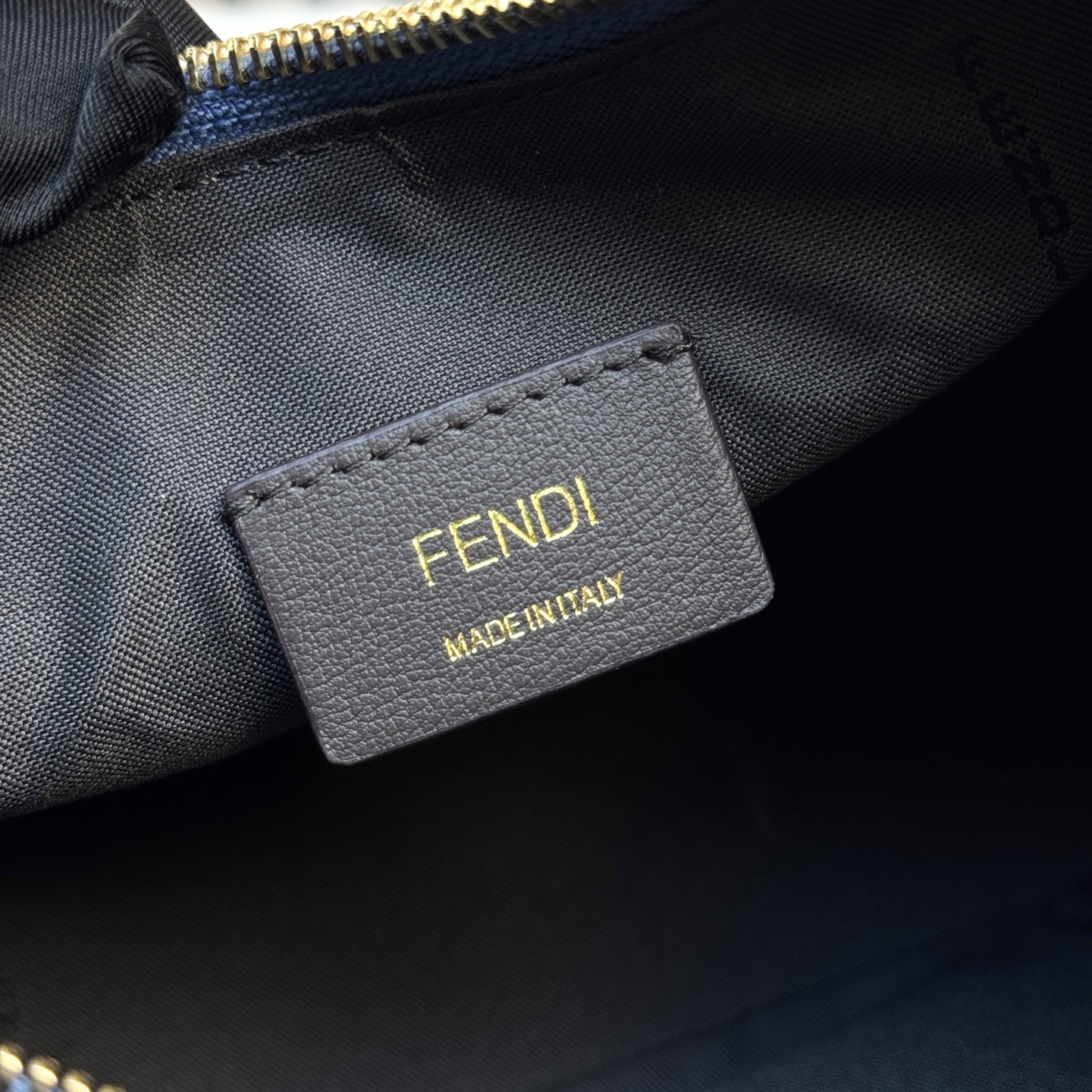 Fendi 一比一 Graphy FF老花丹寧半月肩背包復古時尚款