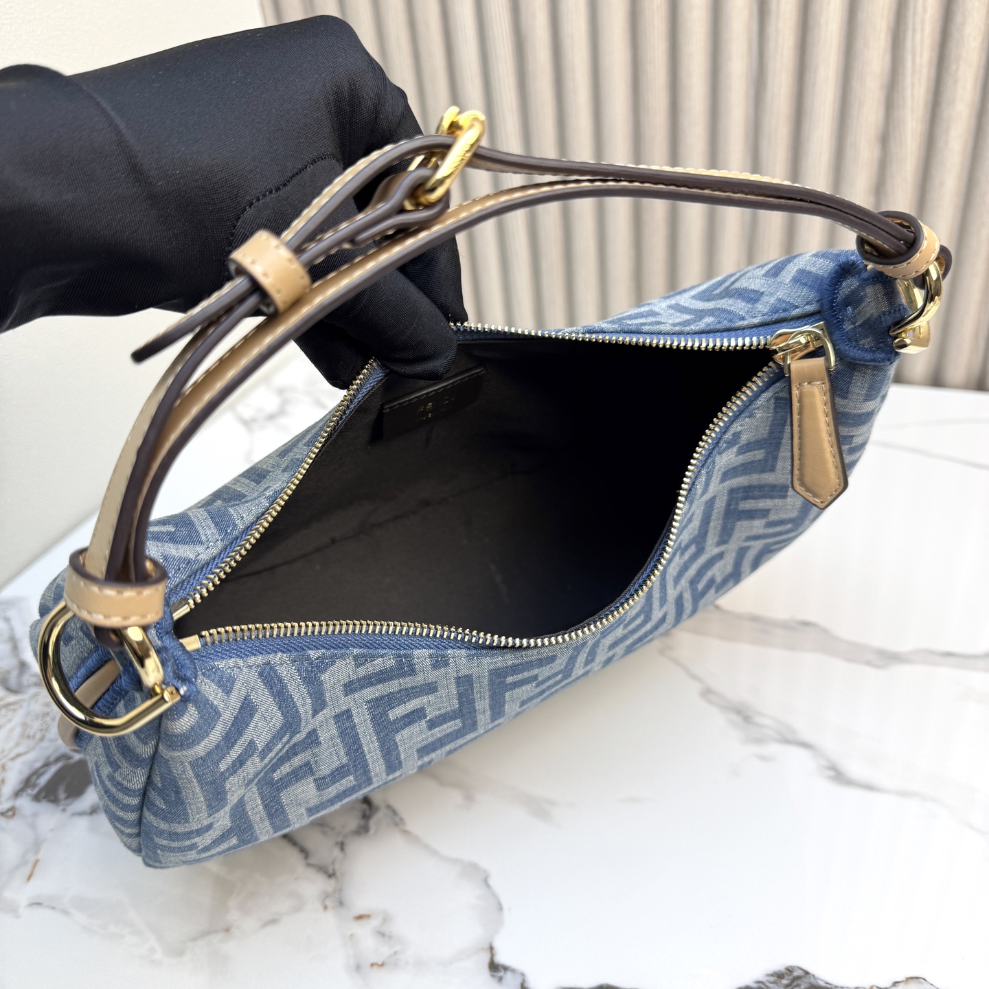 Fendi 一比一 Graphy FF老花丹寧半月肩背包復古時尚款