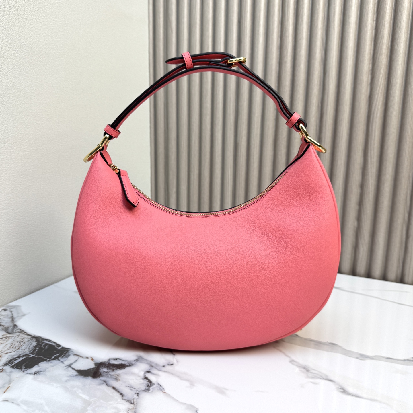 Fendi 高仿 Graphy粉色牛皮半月包時尚肩背包