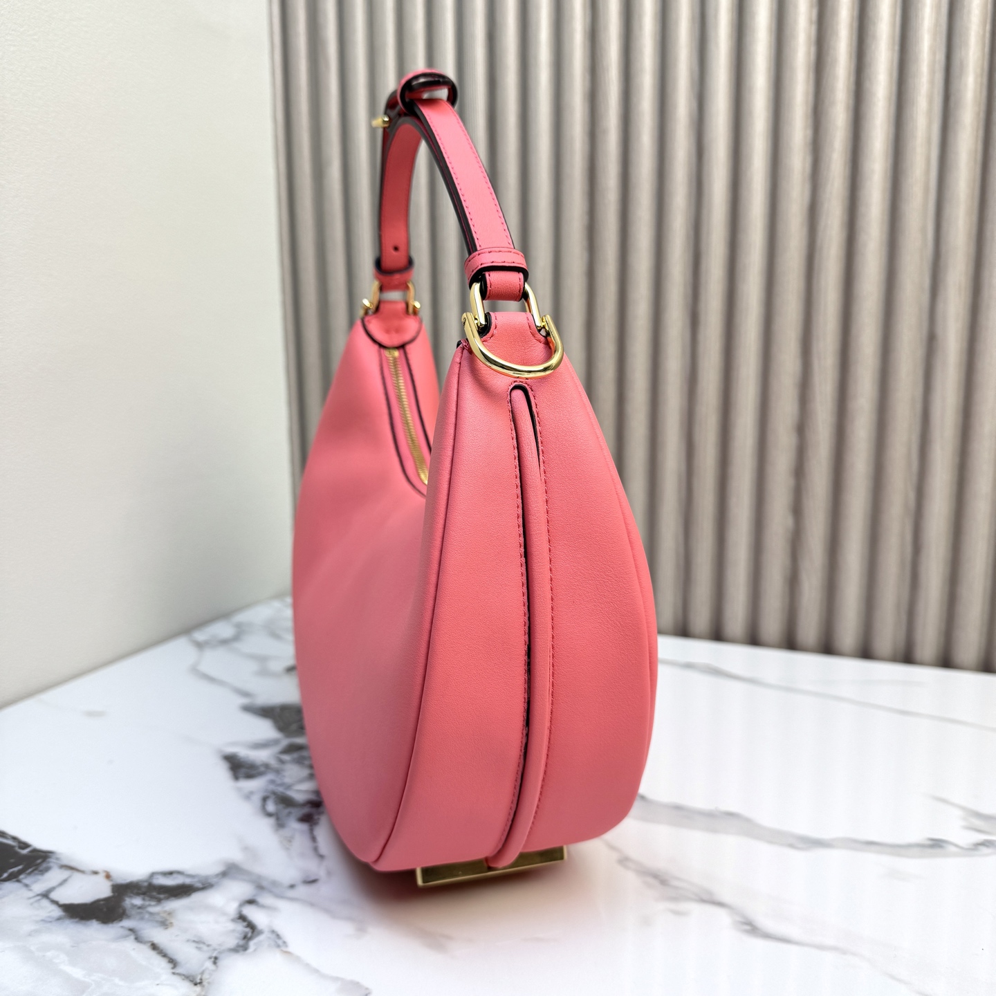 Fendi 高仿 Graphy粉色牛皮半月包時尚肩背包