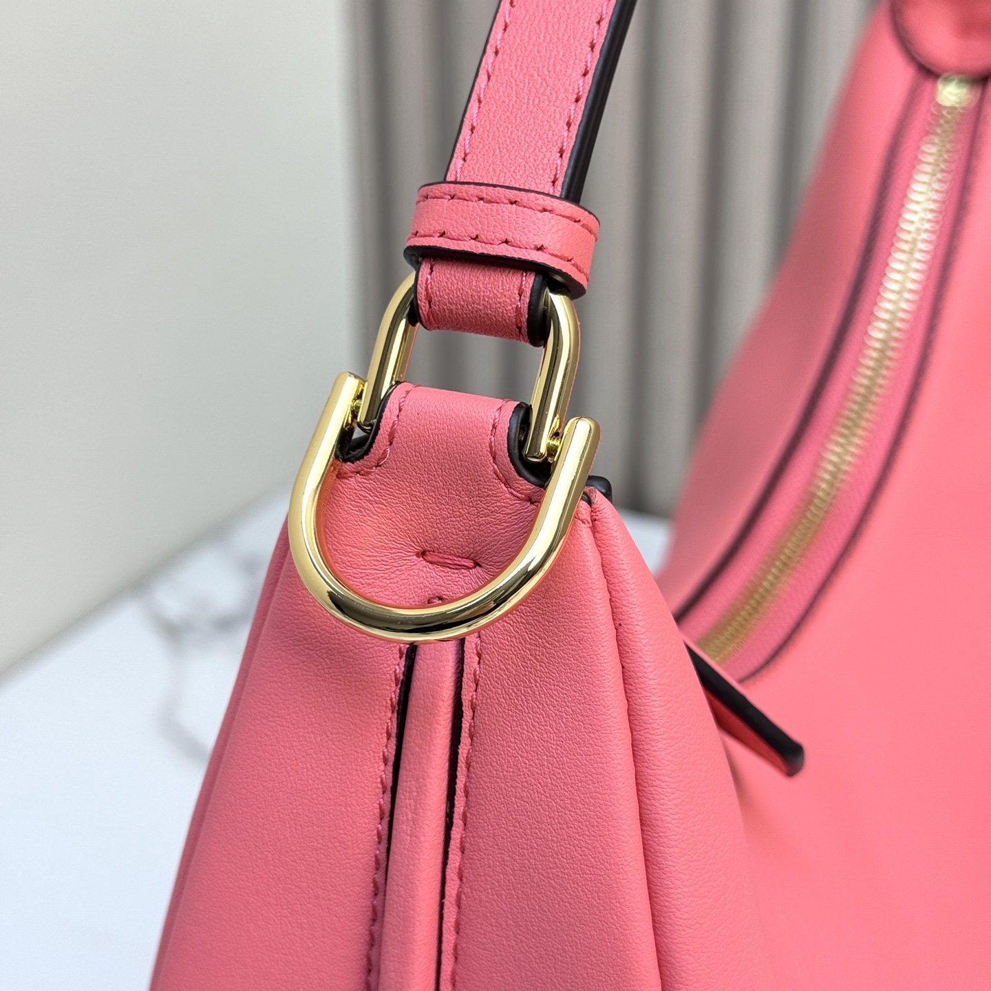 Fendi 高仿 Graphy粉色牛皮半月包時尚肩背包