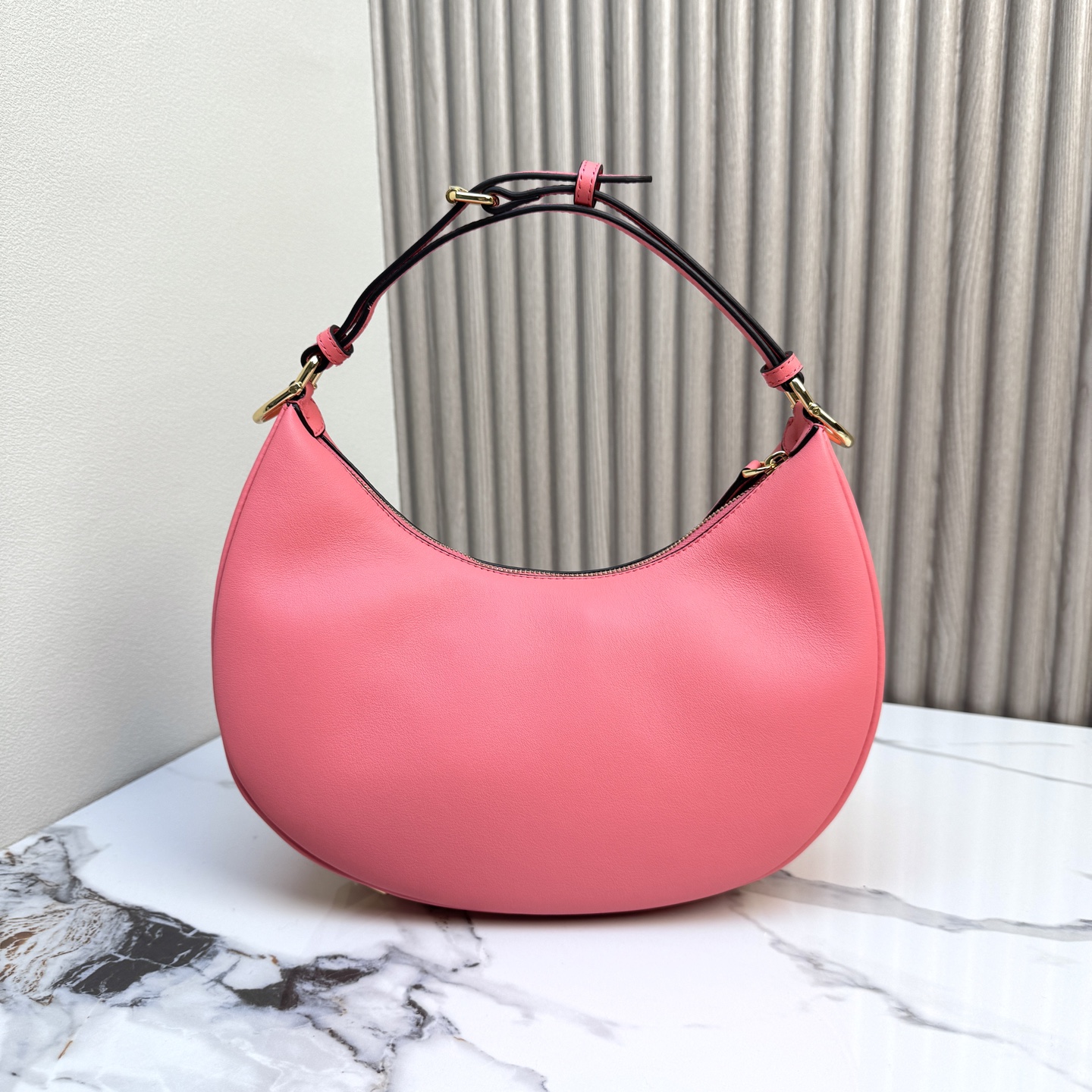 Fendi 高仿 Graphy粉色牛皮半月包時尚肩背包