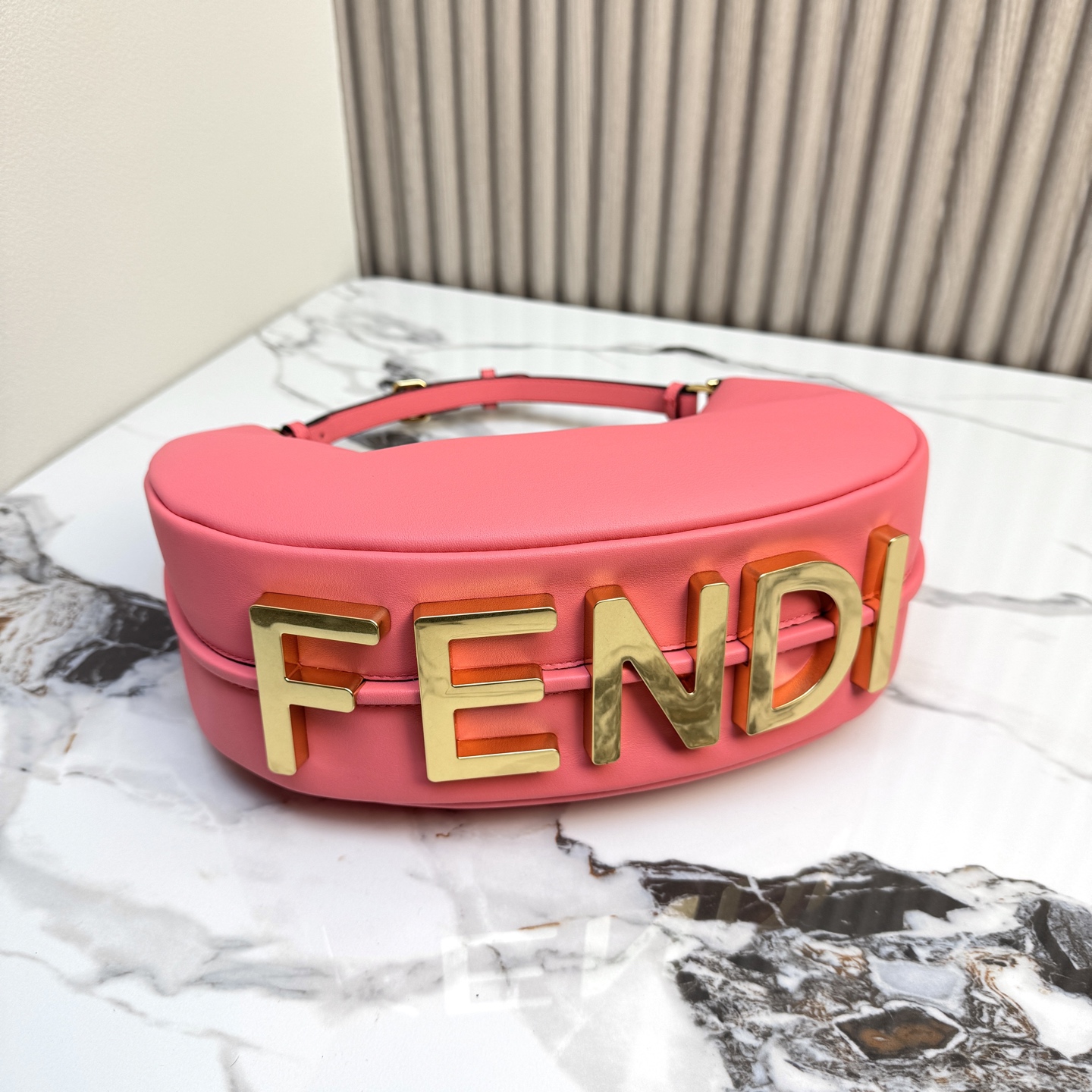 Fendi 高仿 Graphy粉色牛皮半月包時尚肩背包