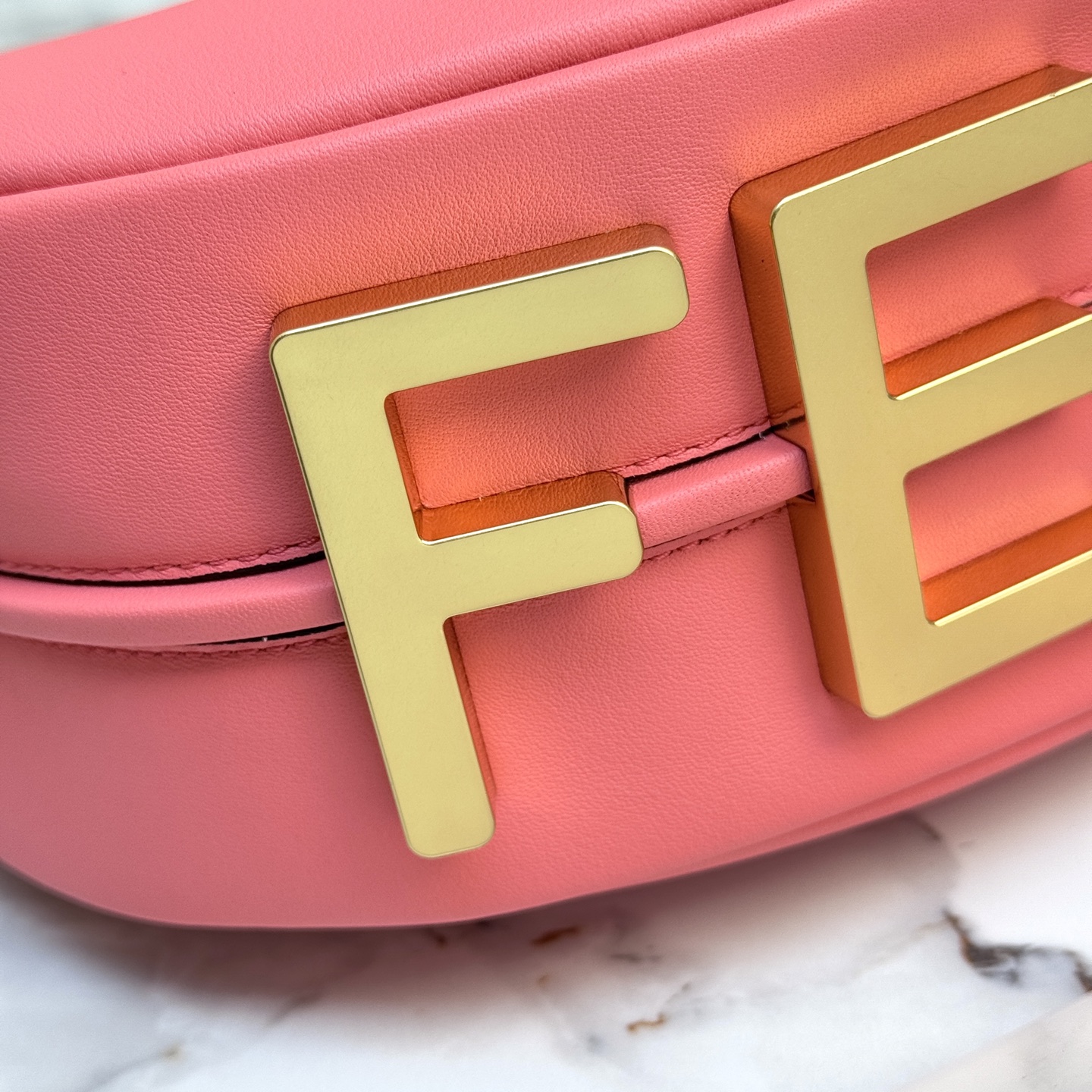 Fendi 高仿 Graphy粉色牛皮半月包時尚肩背包
