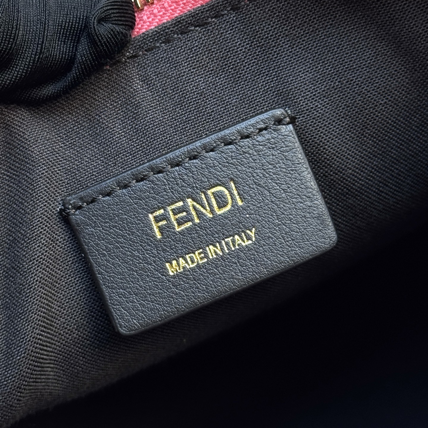 Fendi 高仿 Graphy粉色牛皮半月包時尚肩背包
