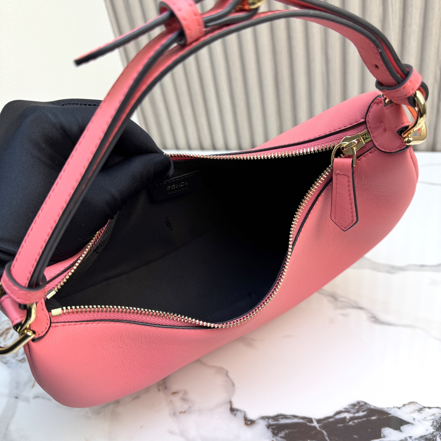 Fendi 高仿 Graphy粉色牛皮半月包時尚肩背包