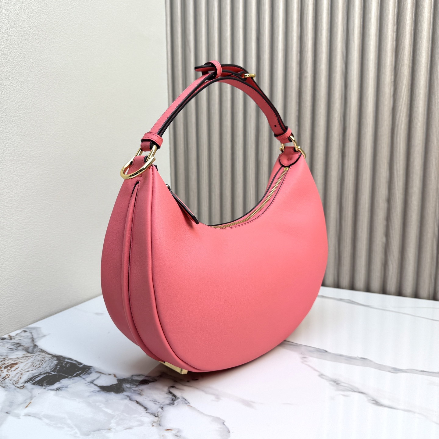 Fendi 高仿 Graphy粉色牛皮半月包時尚肩背包