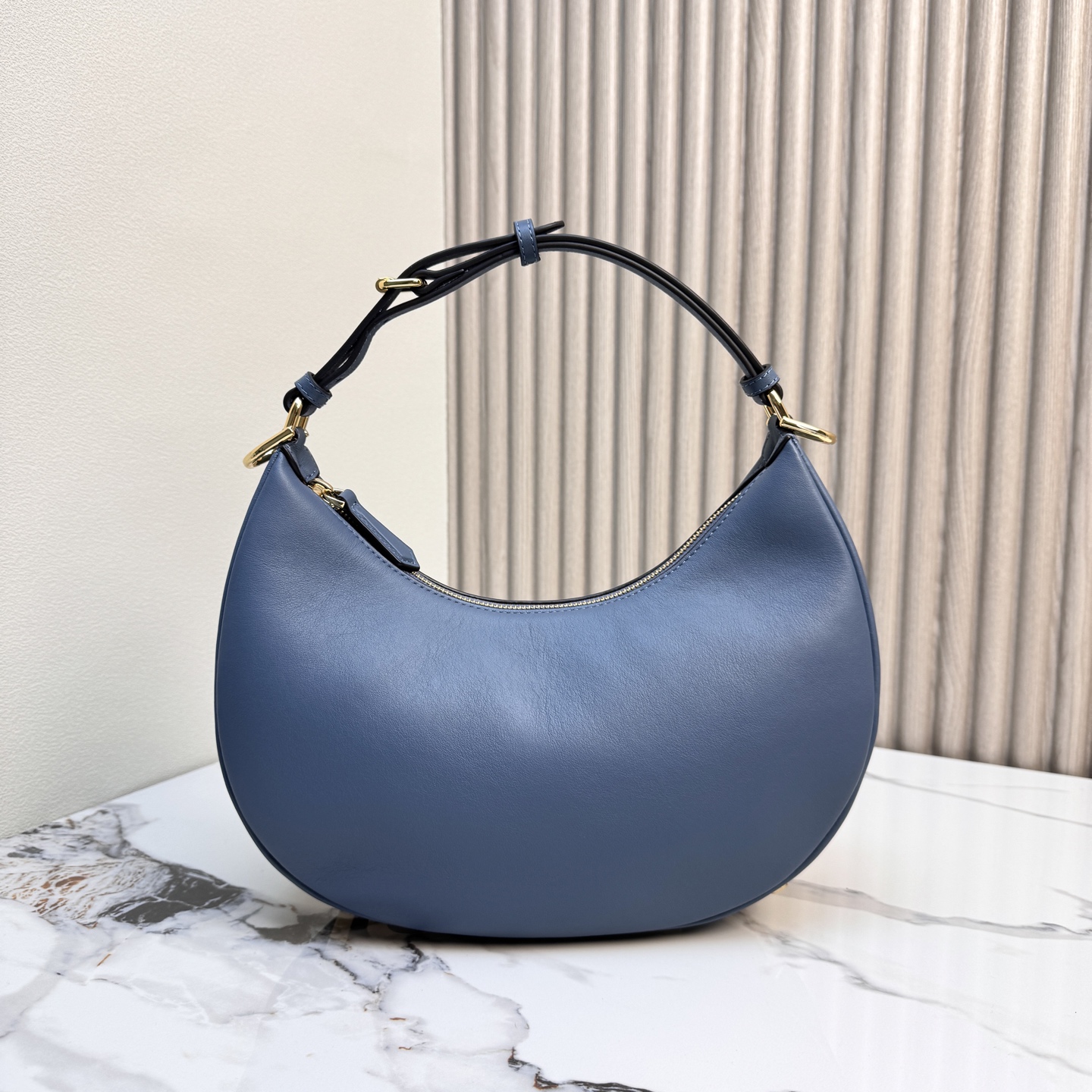 Fendi 高仿 Graphy霧藍色牛皮半月肩背包氣質百搭款