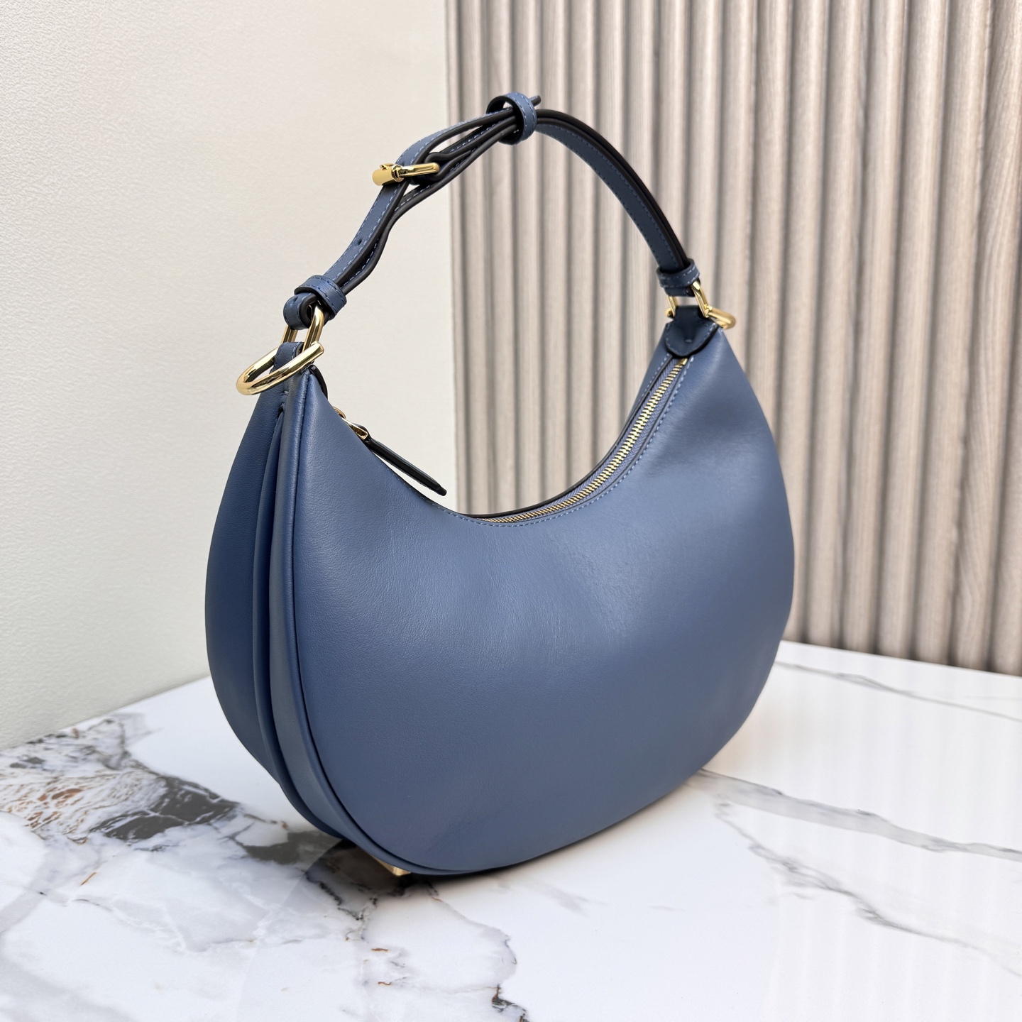Fendi 高仿 Graphy霧藍色牛皮半月肩背包氣質百搭款