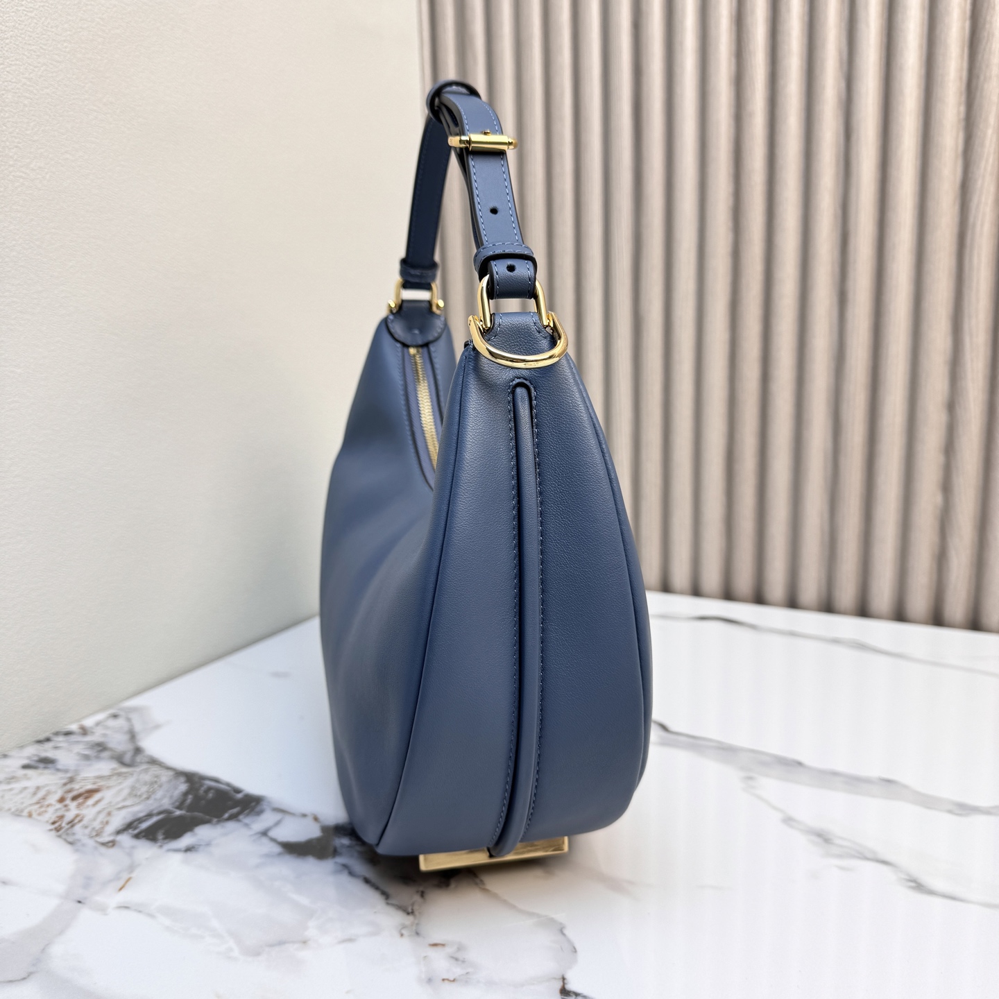 Fendi 高仿 Graphy霧藍色牛皮半月肩背包氣質百搭款