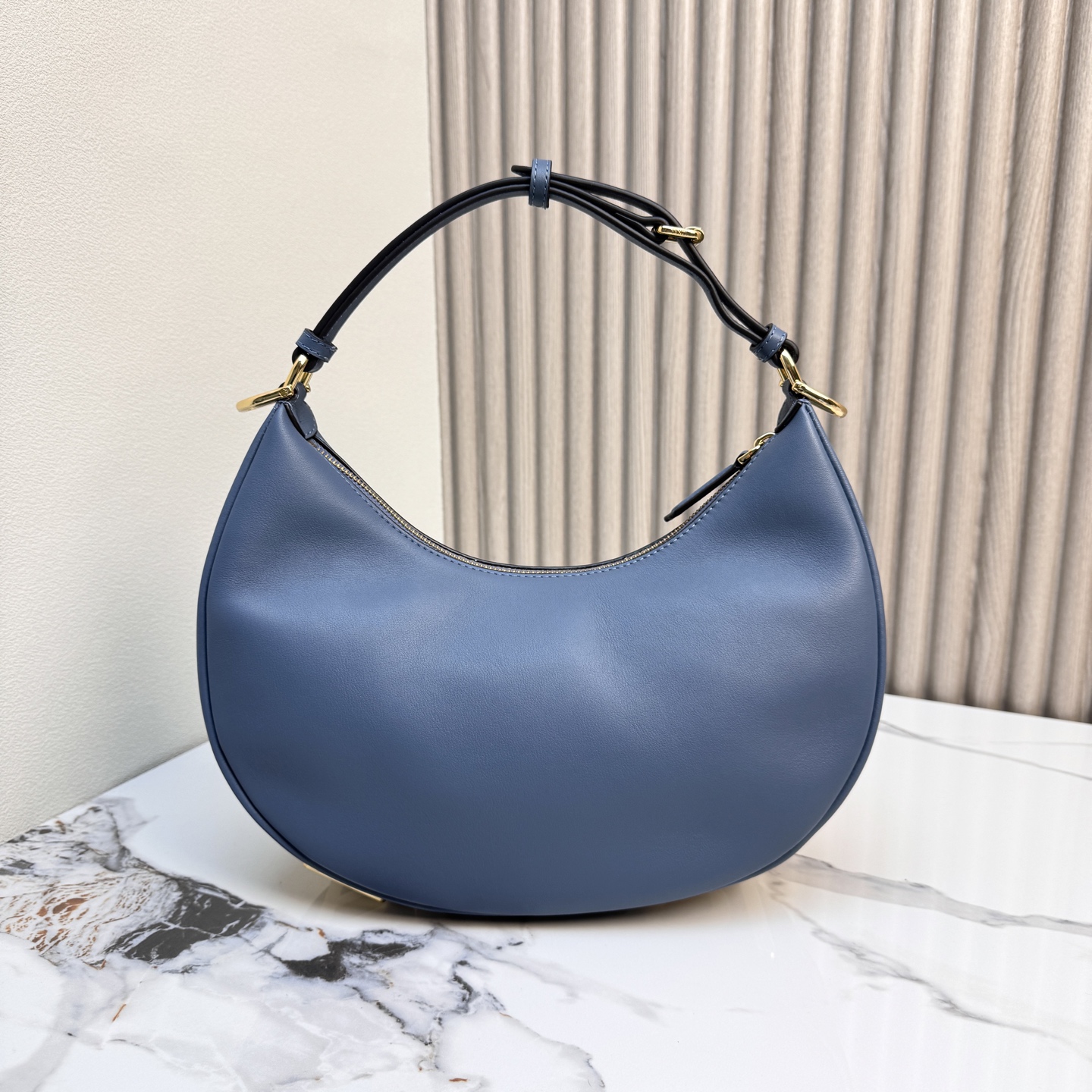 Fendi 高仿 Graphy霧藍色牛皮半月肩背包氣質百搭款