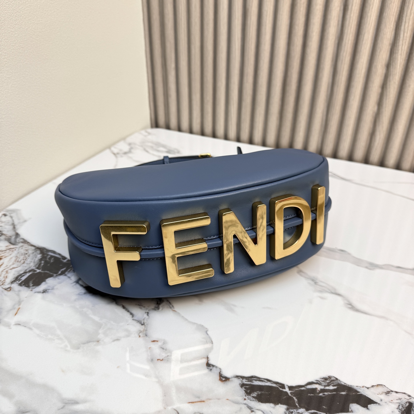 Fendi 高仿 Graphy霧藍色牛皮半月肩背包氣質百搭款