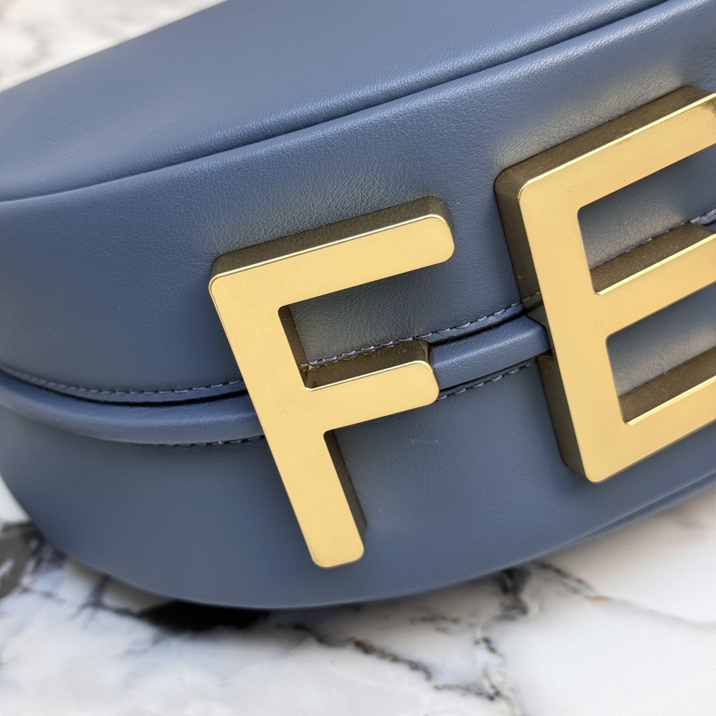 Fendi 高仿 Graphy霧藍色牛皮半月肩背包氣質百搭款