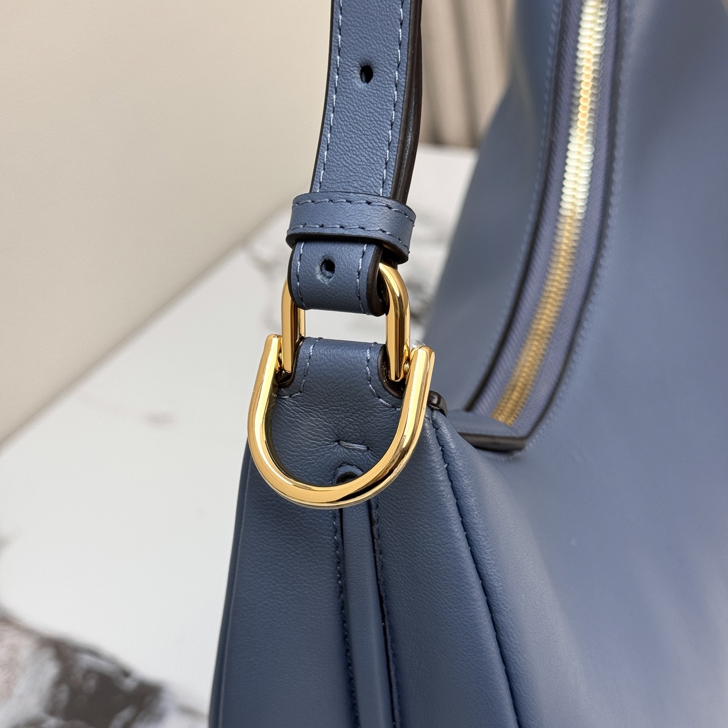 Fendi 高仿 Graphy霧藍色牛皮半月肩背包氣質百搭款