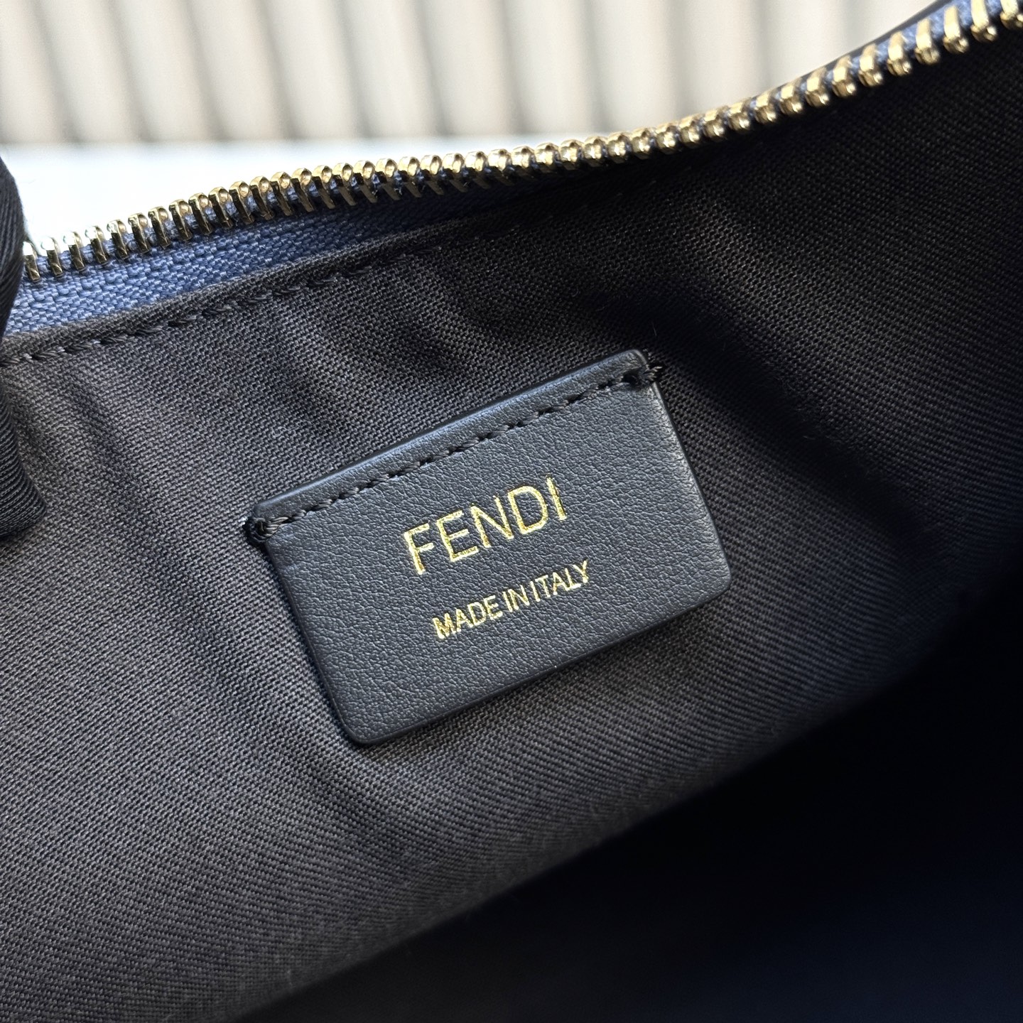 Fendi 高仿 Graphy霧藍色牛皮半月肩背包氣質百搭款