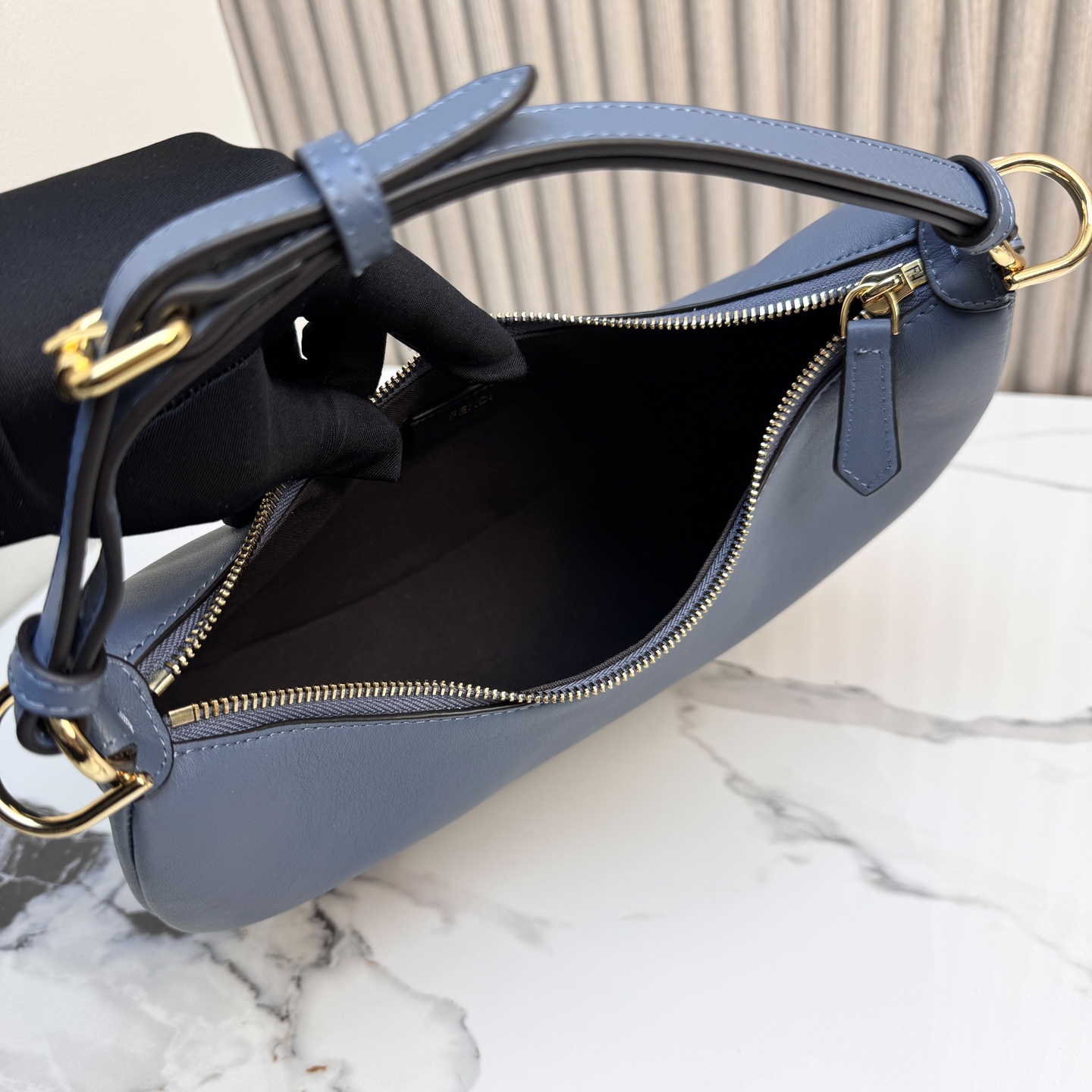 Fendi 高仿 Graphy霧藍色牛皮半月肩背包氣質百搭款