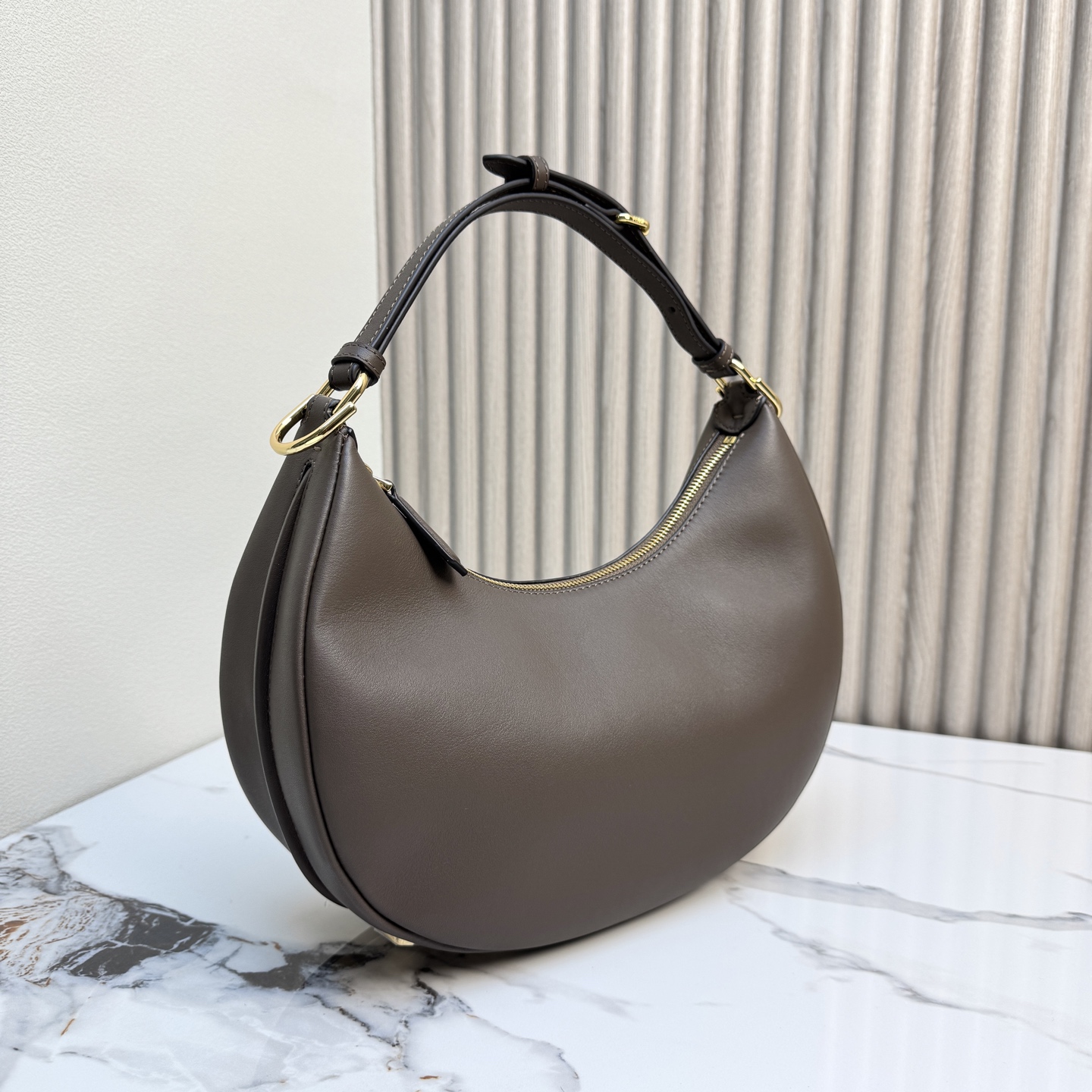 Fendi 原單 Graphy深咖啡色牛皮半月肩背包復古風女包