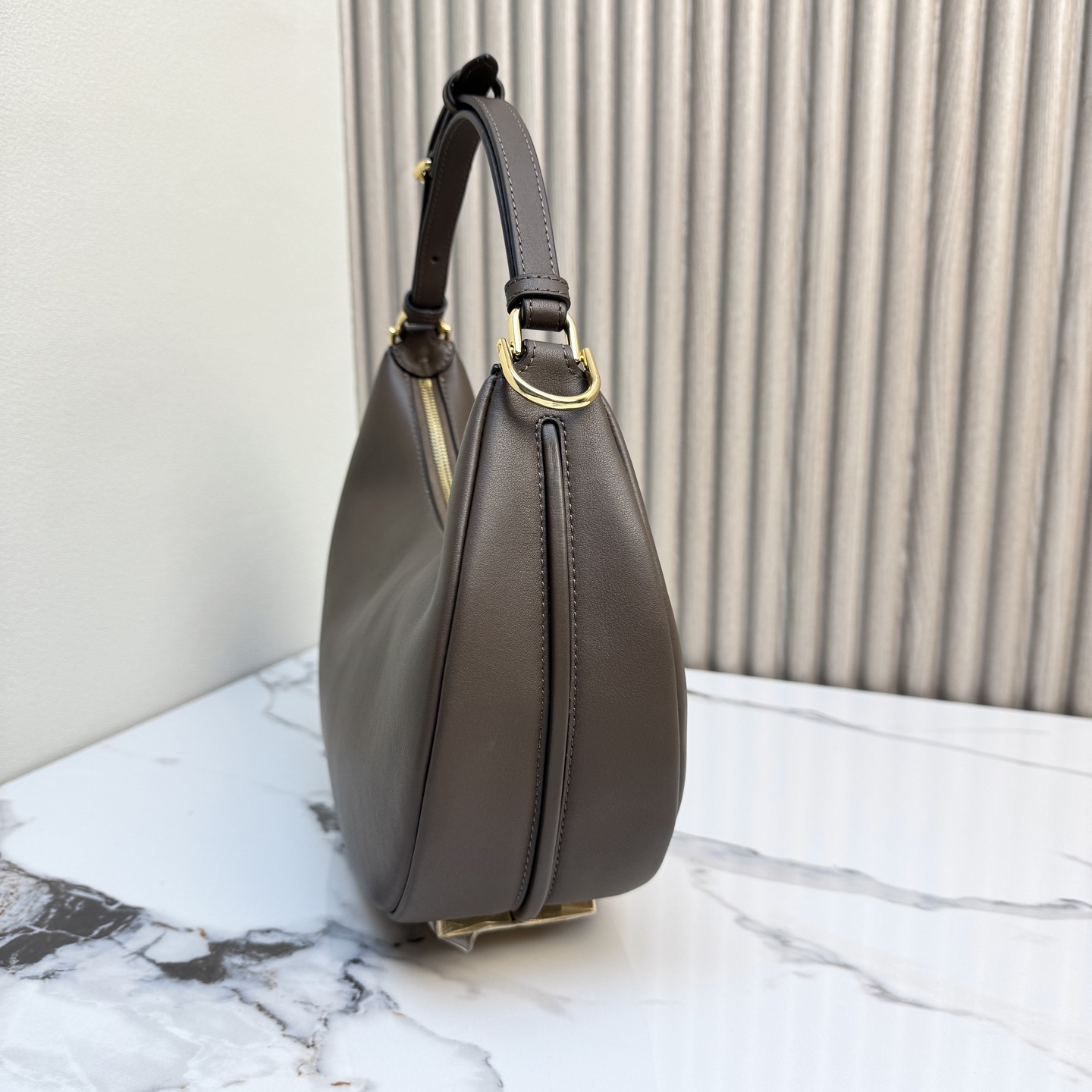 Fendi 原單 Graphy深咖啡色牛皮半月肩背包復古風女包