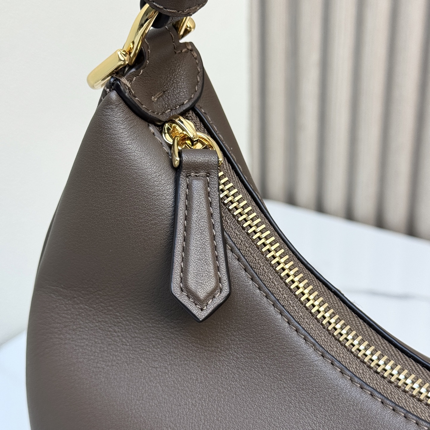 Fendi 原單 Graphy深咖啡色牛皮半月肩背包復古風女包