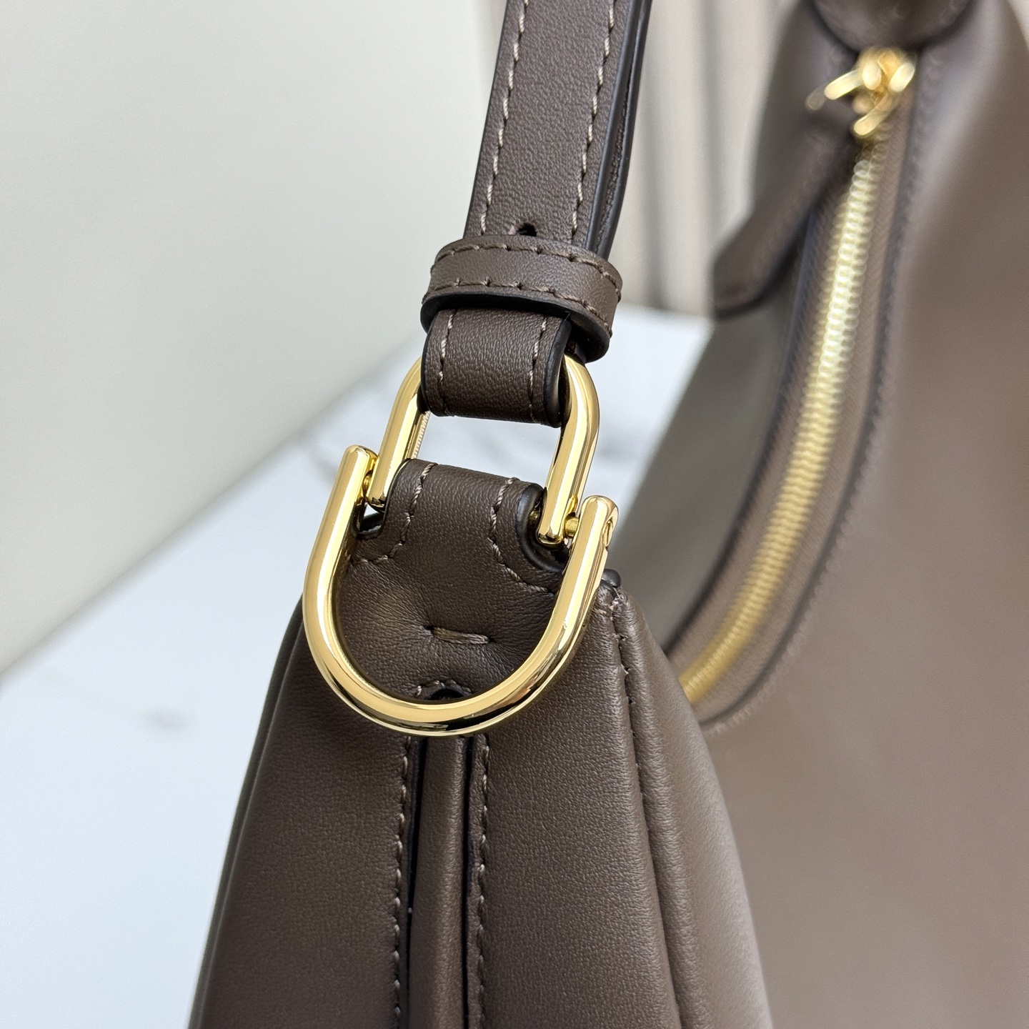 Fendi 原單 Graphy深咖啡色牛皮半月肩背包復古風女包