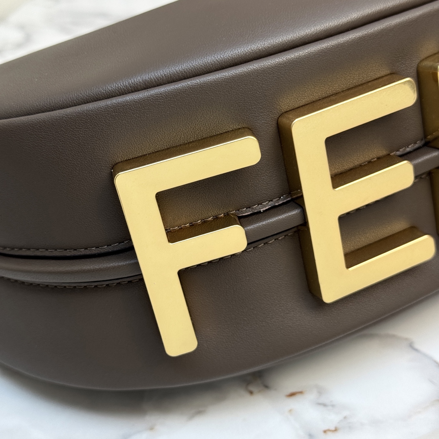 Fendi 原單 Graphy深咖啡色牛皮半月肩背包復古風女包