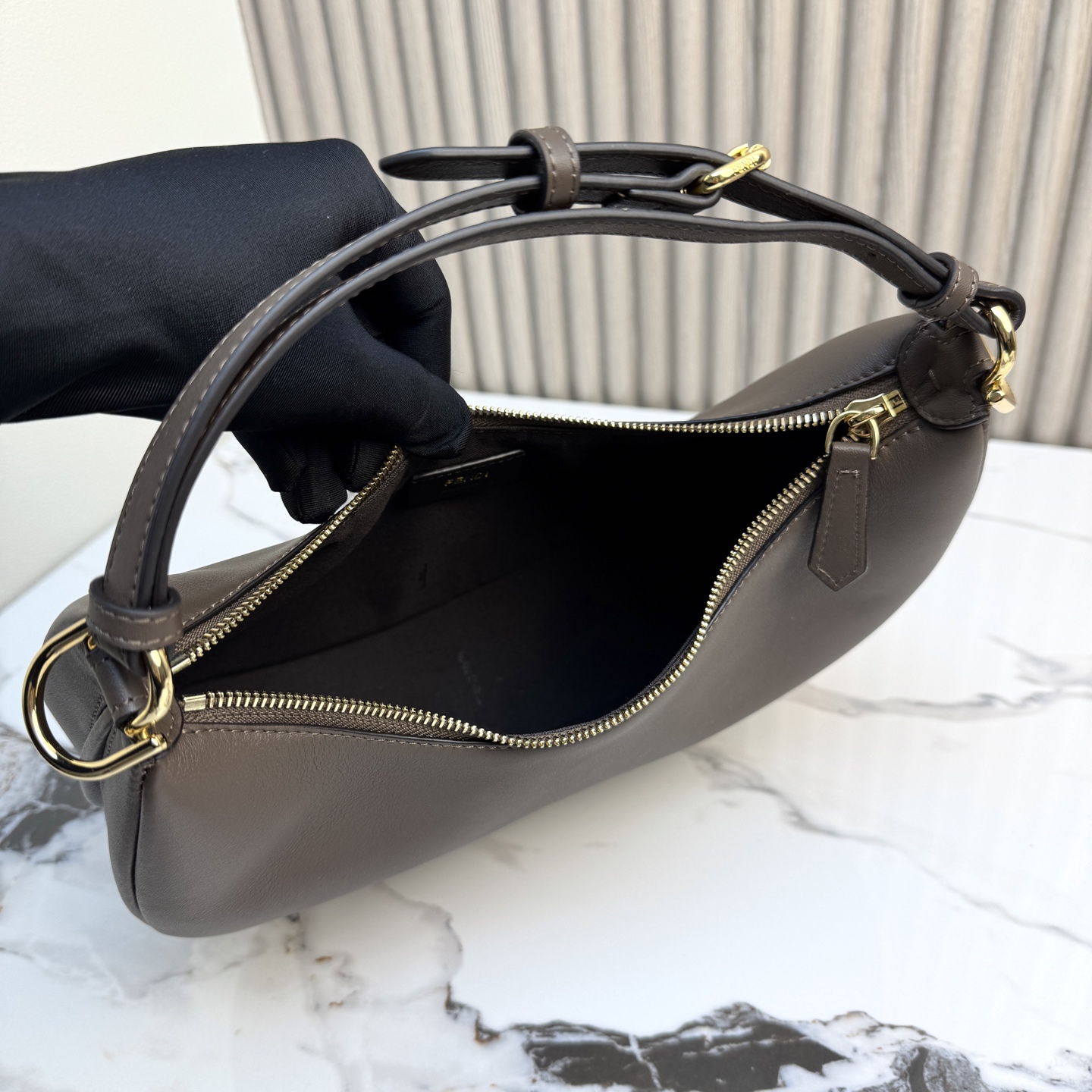 Fendi 原單 Graphy深咖啡色牛皮半月肩背包復古風女包