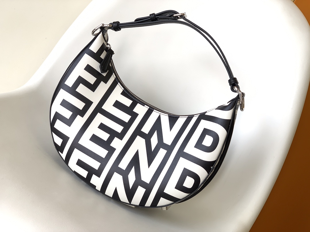 Fendi 高仿 Graphy黑白Logo印花半月肩背包時尚個性款