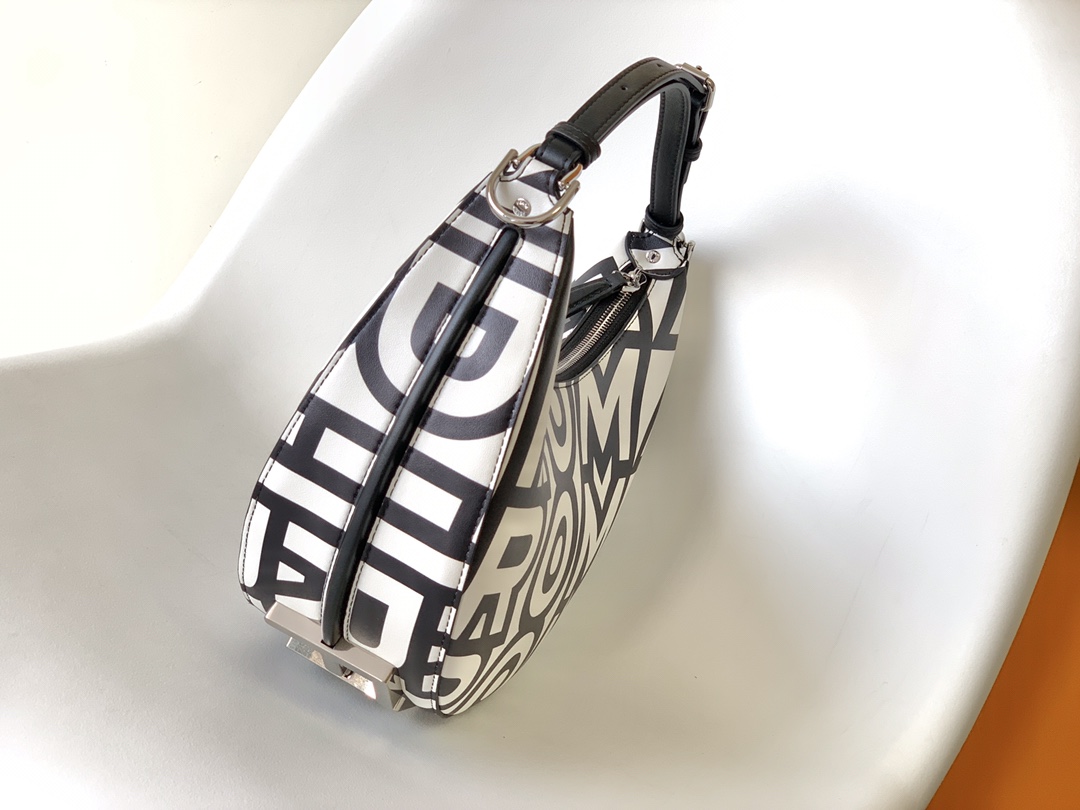 Fendi 高仿 Graphy黑白Logo印花半月肩背包時尚個性款