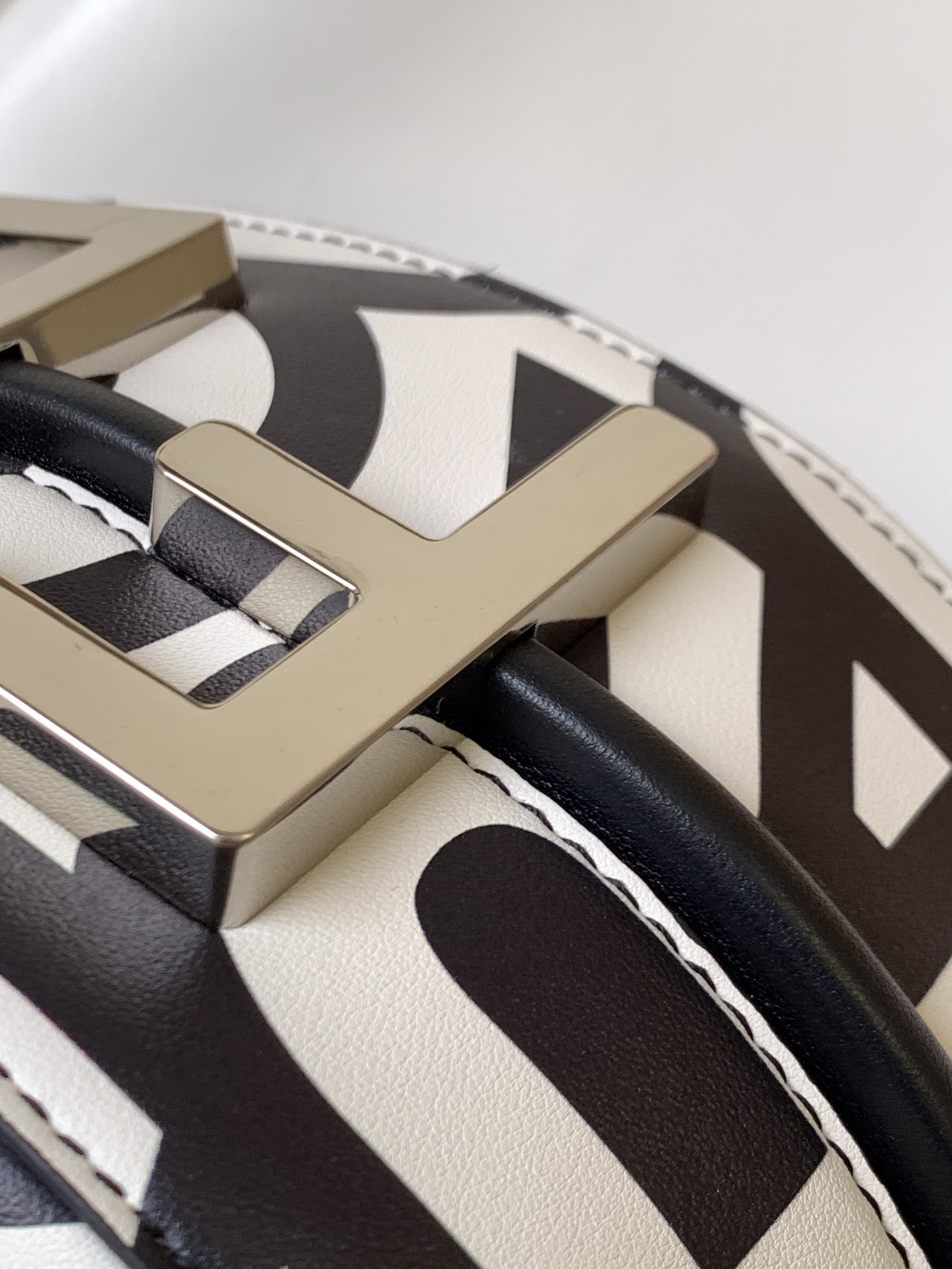 Fendi 高仿 Graphy黑白Logo印花半月肩背包時尚個性款