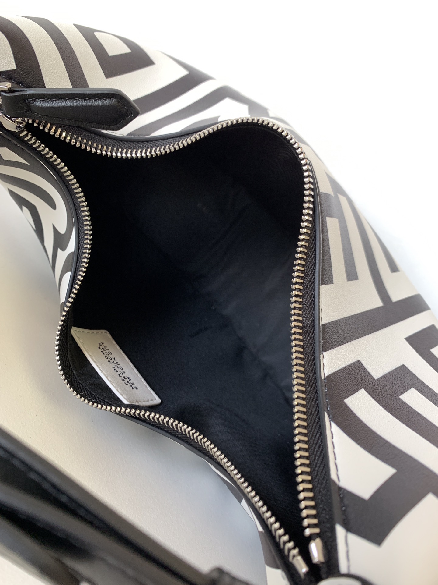 Fendi 高仿 Graphy黑白Logo印花半月肩背包時尚個性款