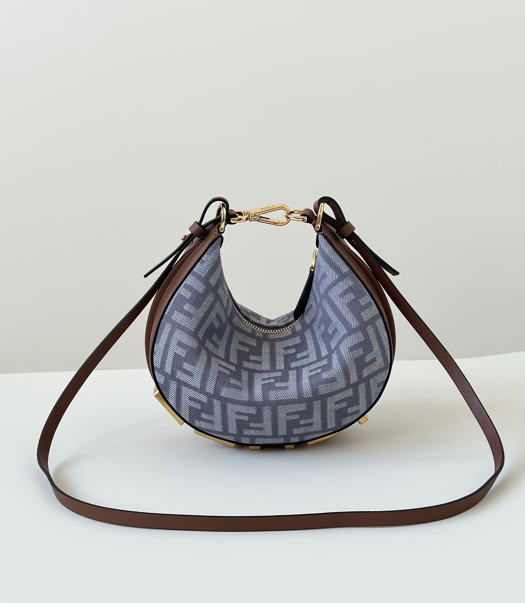 Fendi 原單 Graphy灰色FF老花迷你半月斜背包百搭精品款