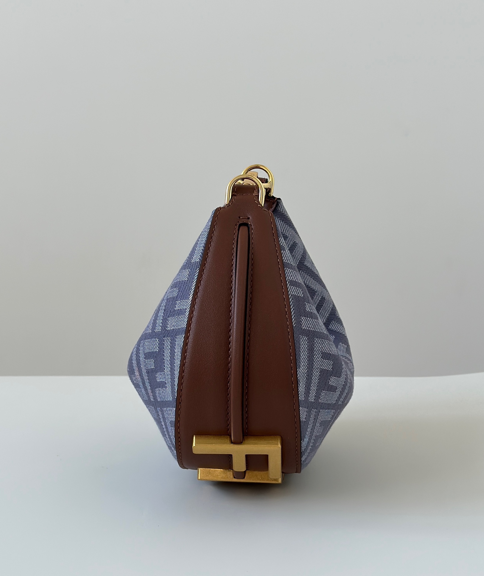 Fendi 原單 Graphy灰色FF老花迷你半月斜背包百搭精品款