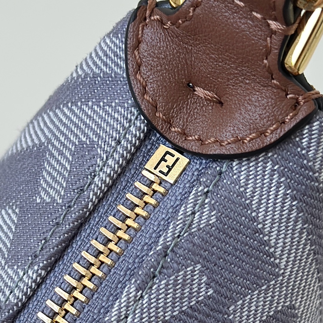 Fendi 原單 Graphy灰色FF老花迷你半月斜背包百搭精品款