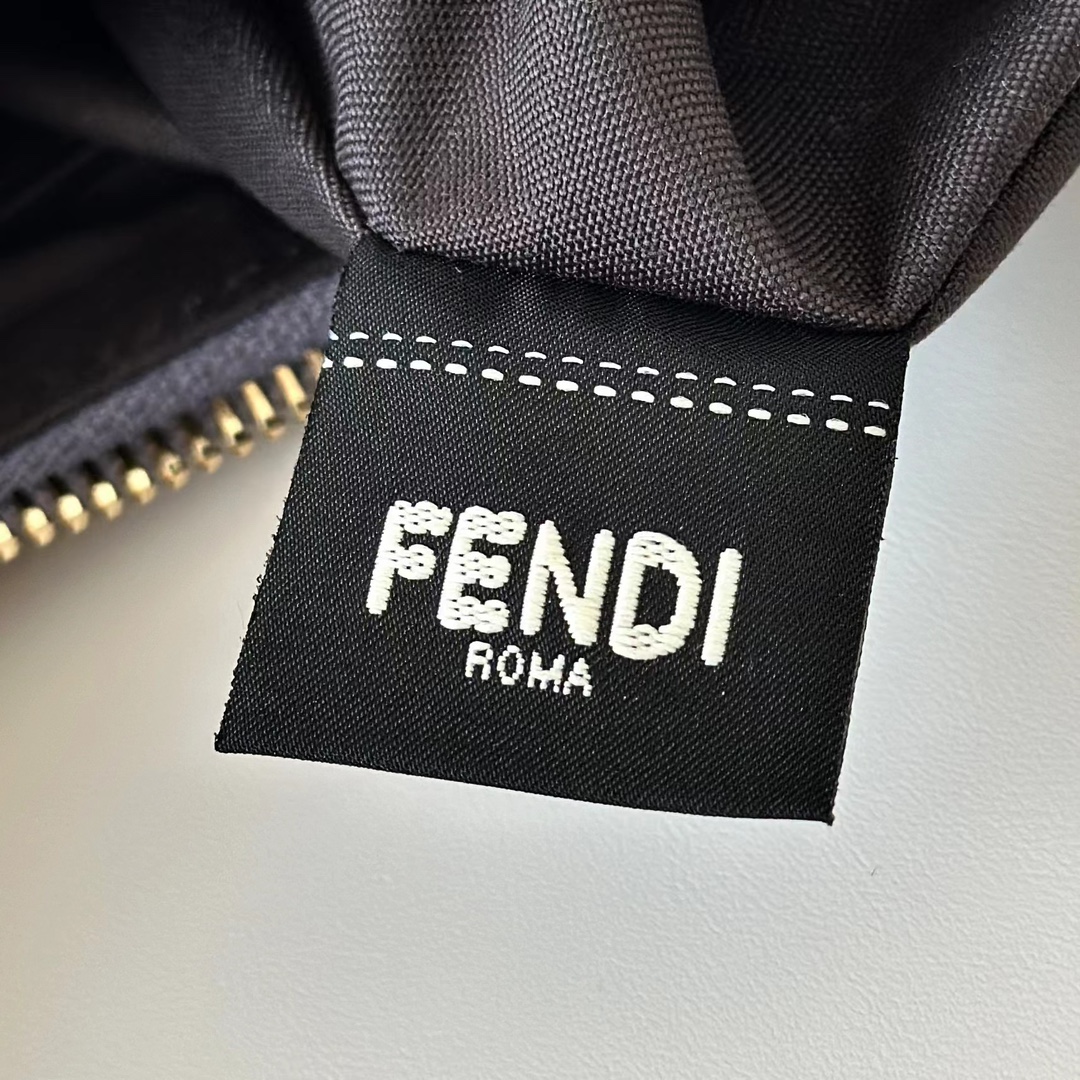 Fendi 原單 Graphy灰色FF老花迷你半月斜背包百搭精品款