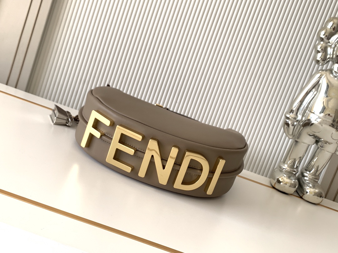 Fendi A貨 Graphy奶茶色牛皮半月肩背包高級感女包