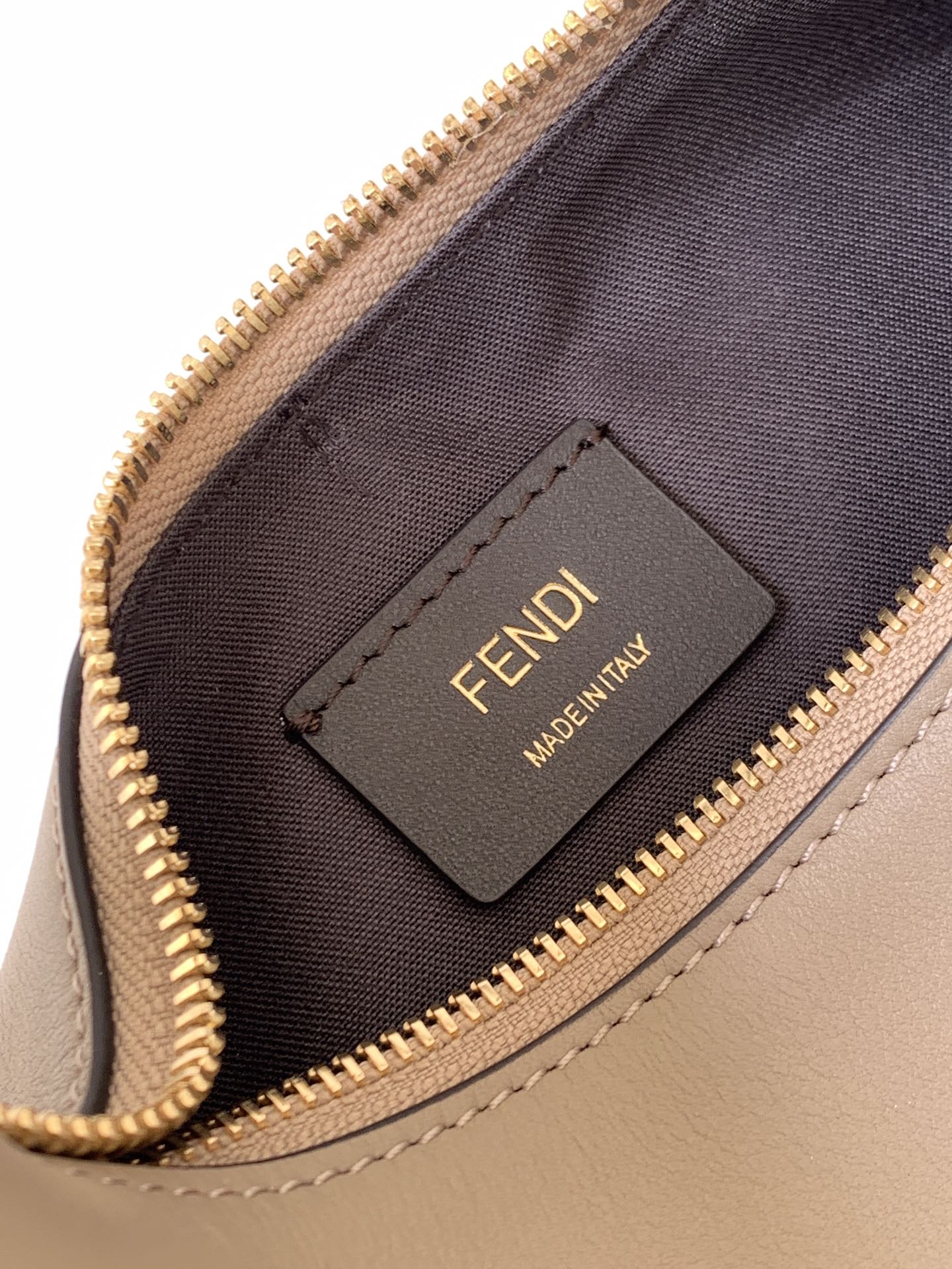 Fendi A貨 Graphy奶茶色牛皮半月肩背包高級感女包