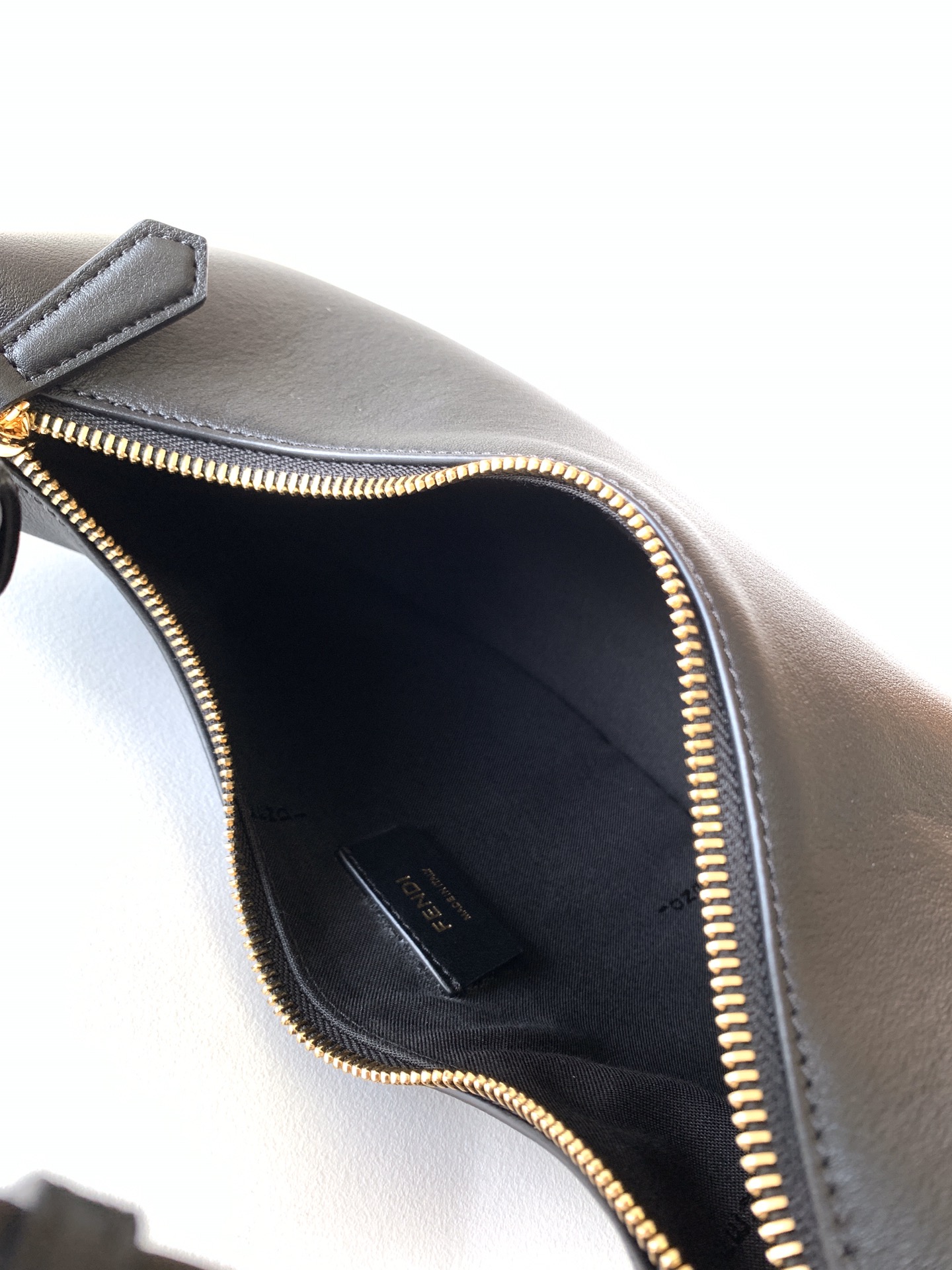 Fendi 一比一 Graphy黑色牛皮半月肩背包經典百搭款