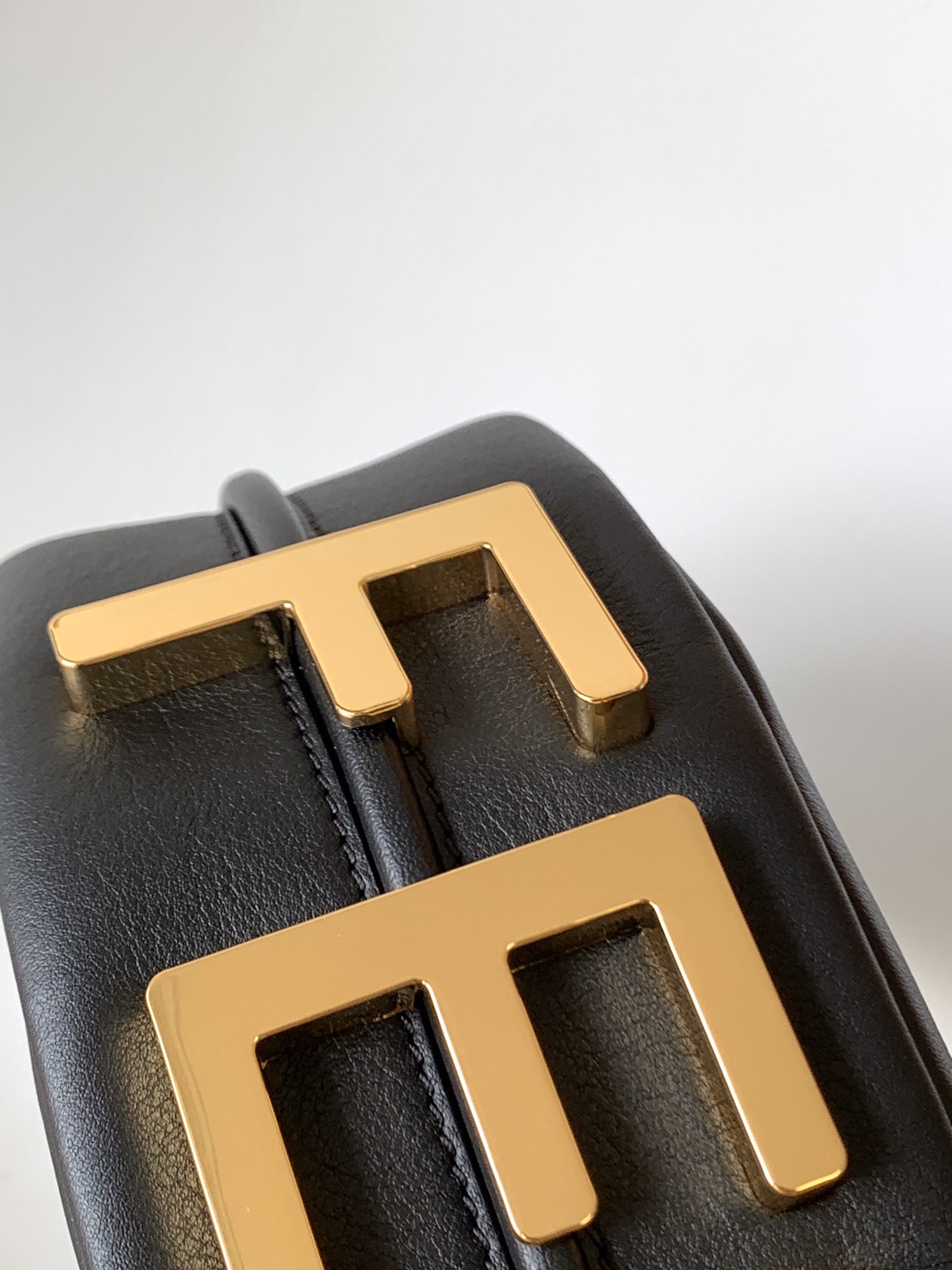 Fendi 一比一 Graphy黑色牛皮半月肩背包經典百搭款