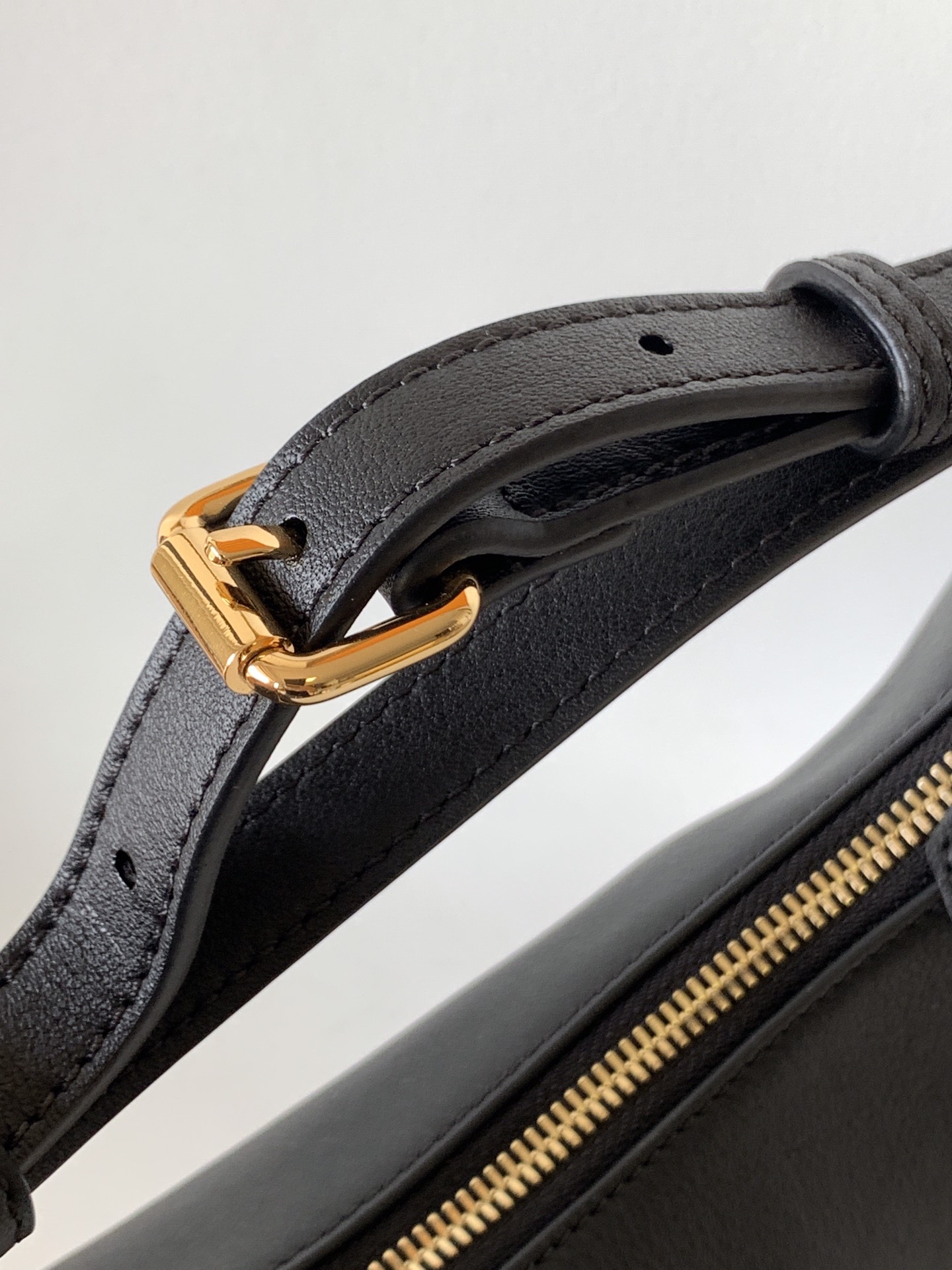 Fendi 一比一 Graphy黑色牛皮半月肩背包經典百搭款