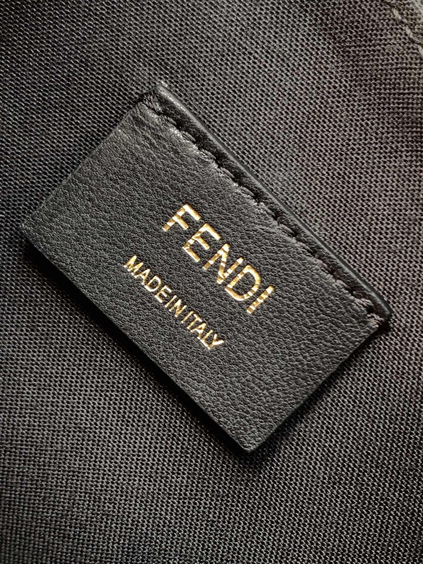 Fendi 一比一 Graphy黑色牛皮半月肩背包經典百搭款