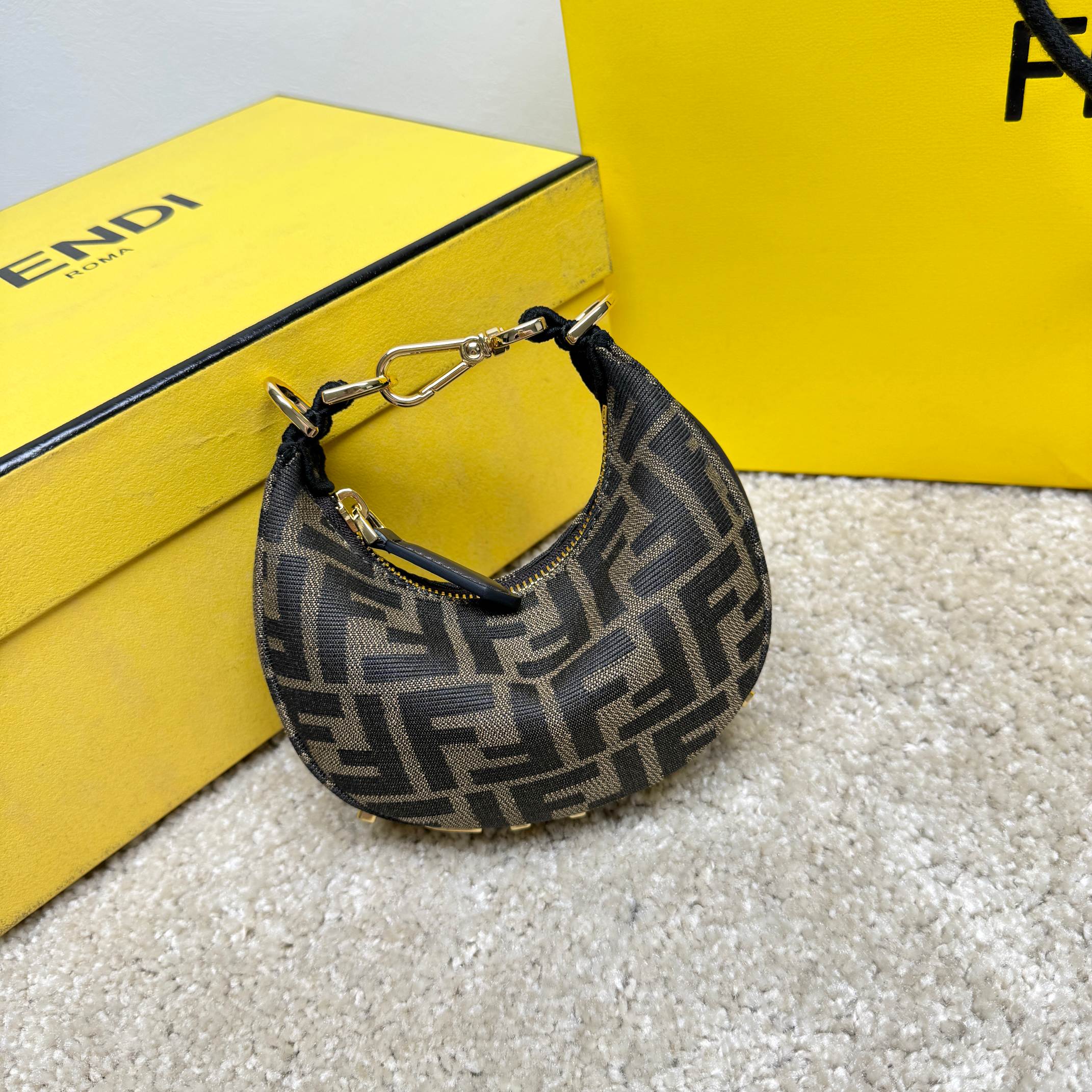 Fendi 原單 Graphy FF老花迷你半月手提包經典復古款