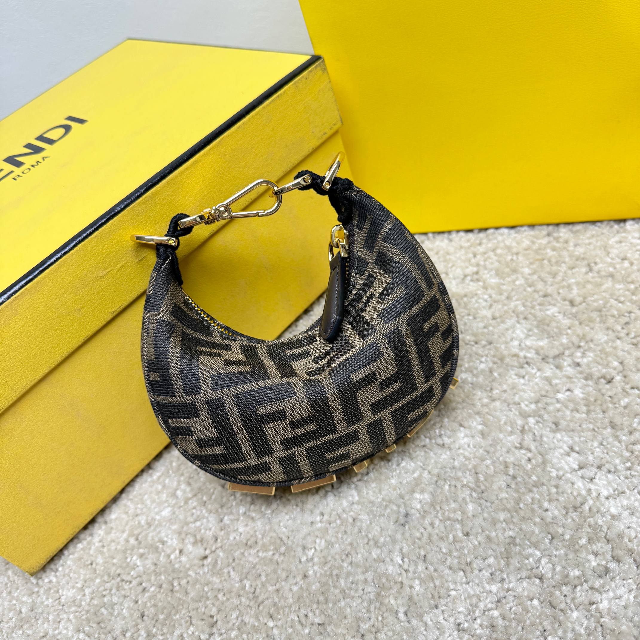 Fendi 原單 Graphy FF老花迷你半月手提包經典復古款