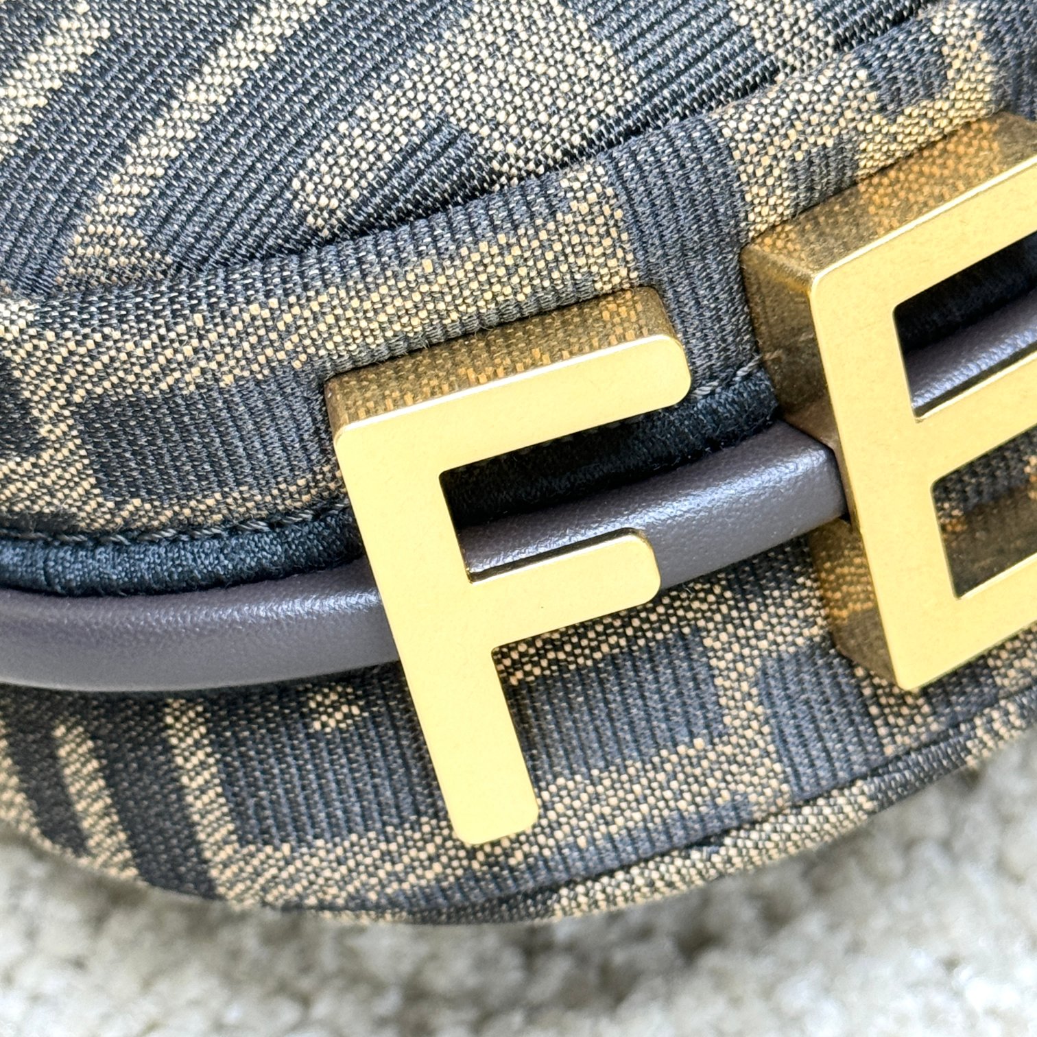 Fendi 原單 Graphy FF老花迷你半月手提包經典復古款