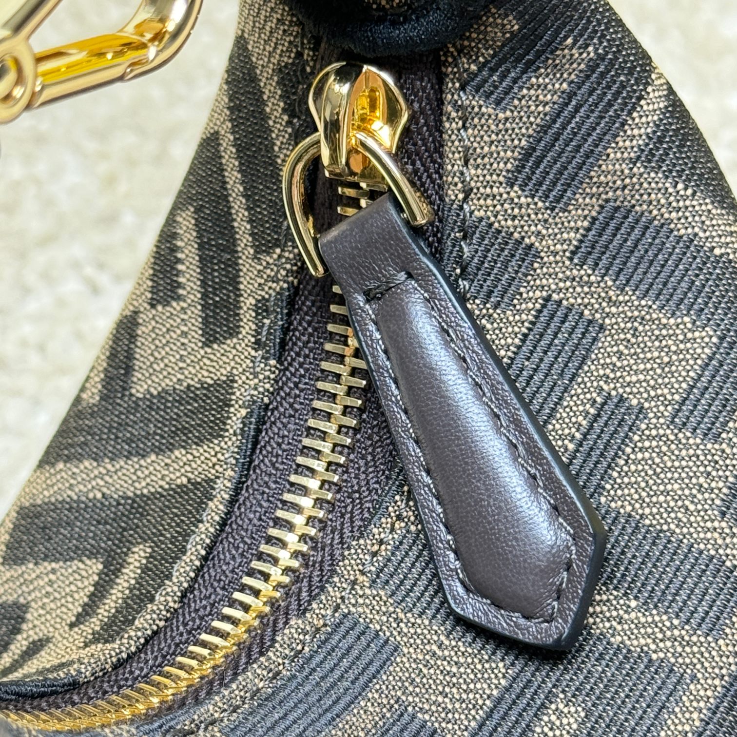 Fendi 原單 Graphy FF老花迷你半月手提包經典復古款