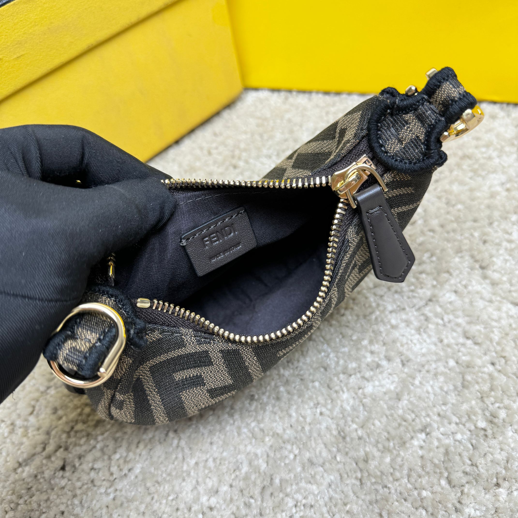 Fendi 原單 Graphy FF老花迷你半月手提包經典復古款