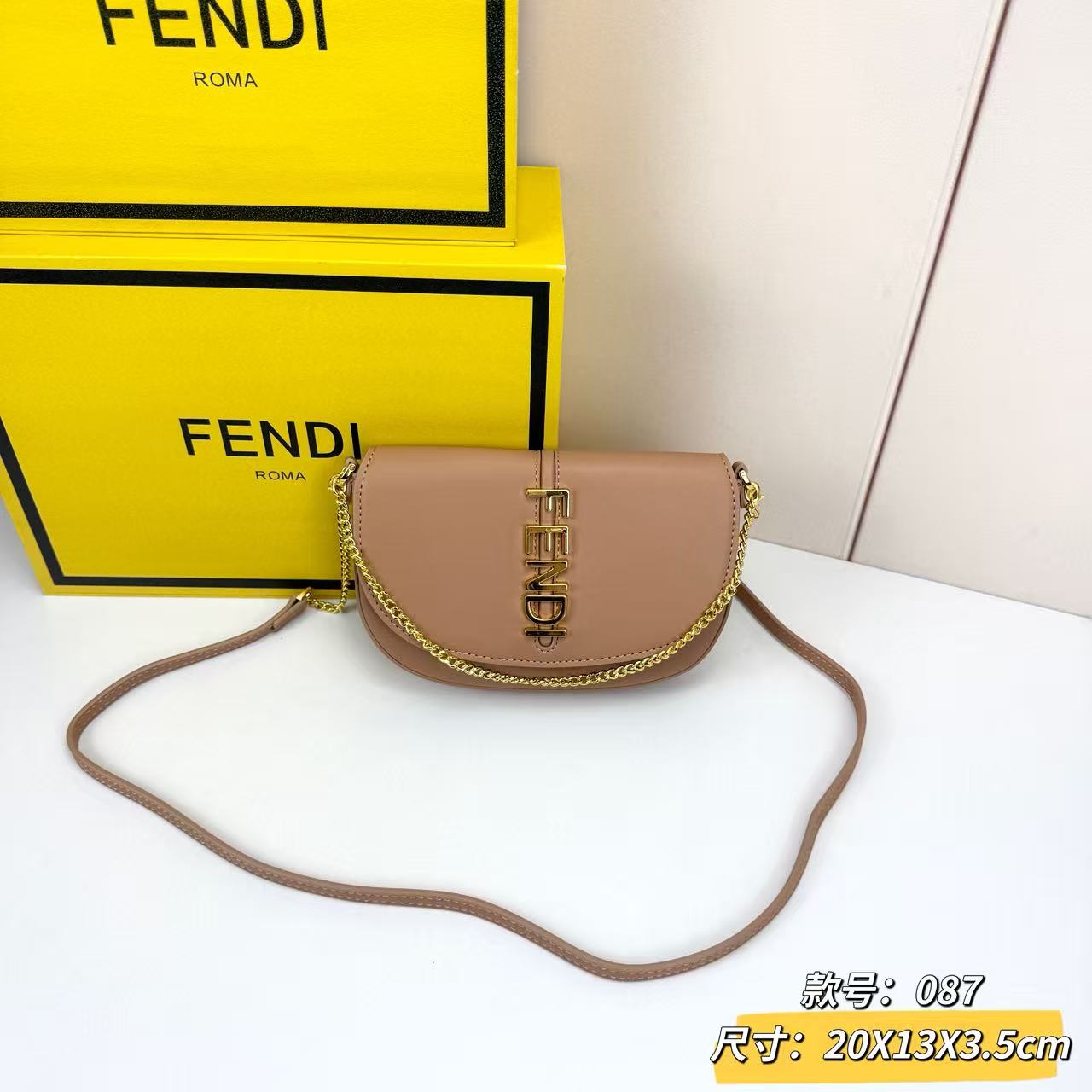 Fendi 高仿 粉裸色鏈條翻蓋斜背包優雅女士小方包