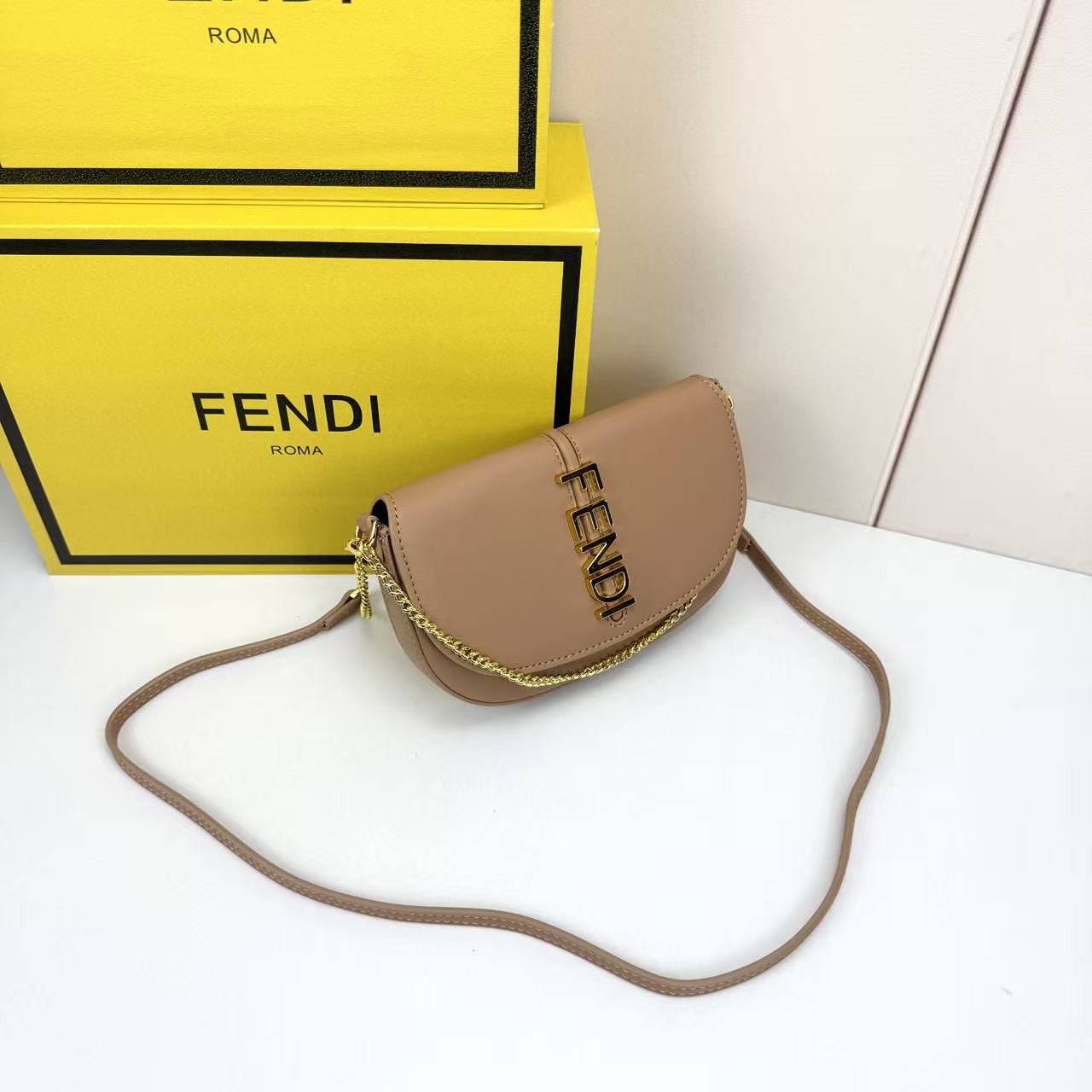 Fendi 高仿 粉裸色鏈條翻蓋斜背包優雅女士小方包