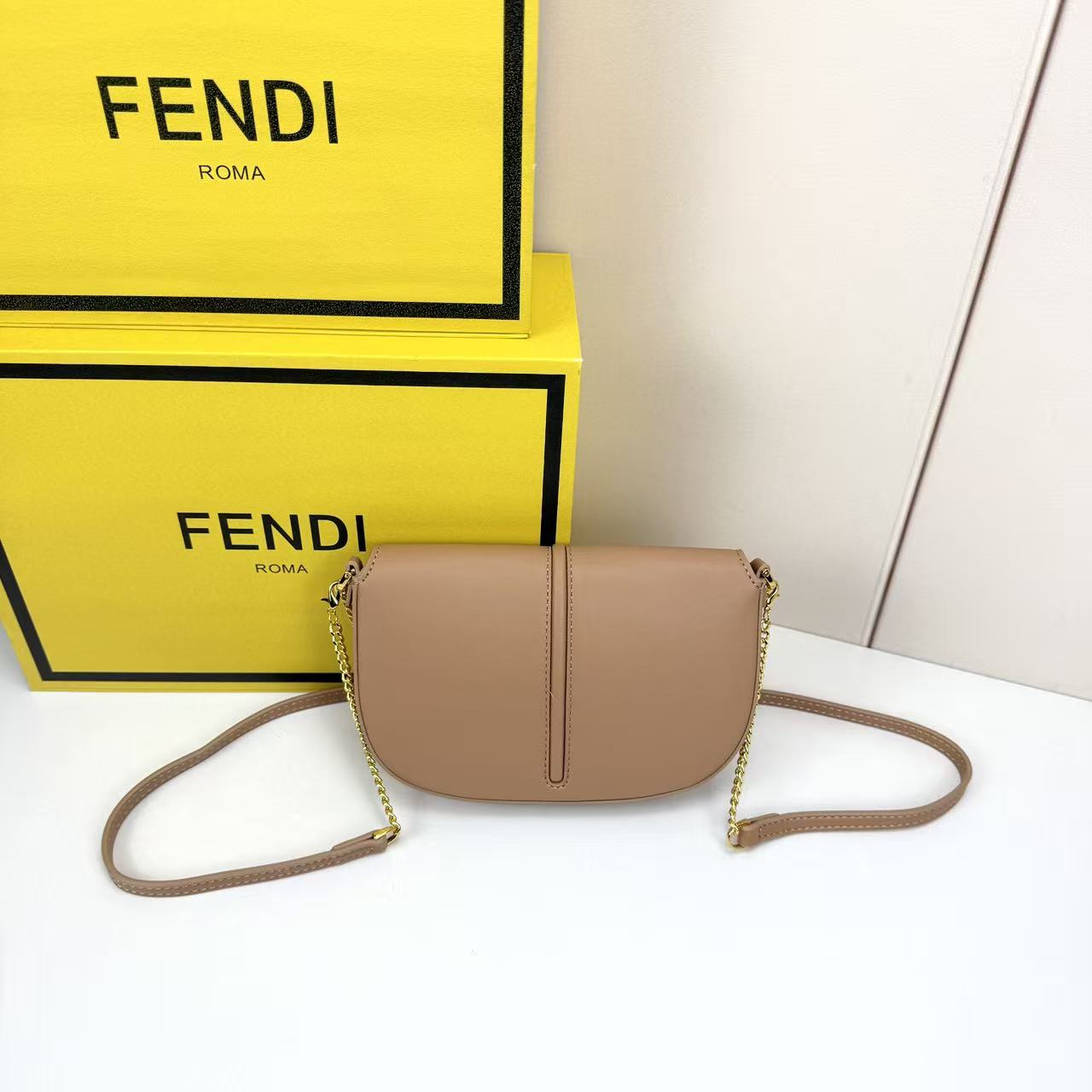 Fendi 高仿 粉裸色鏈條翻蓋斜背包優雅女士小方包